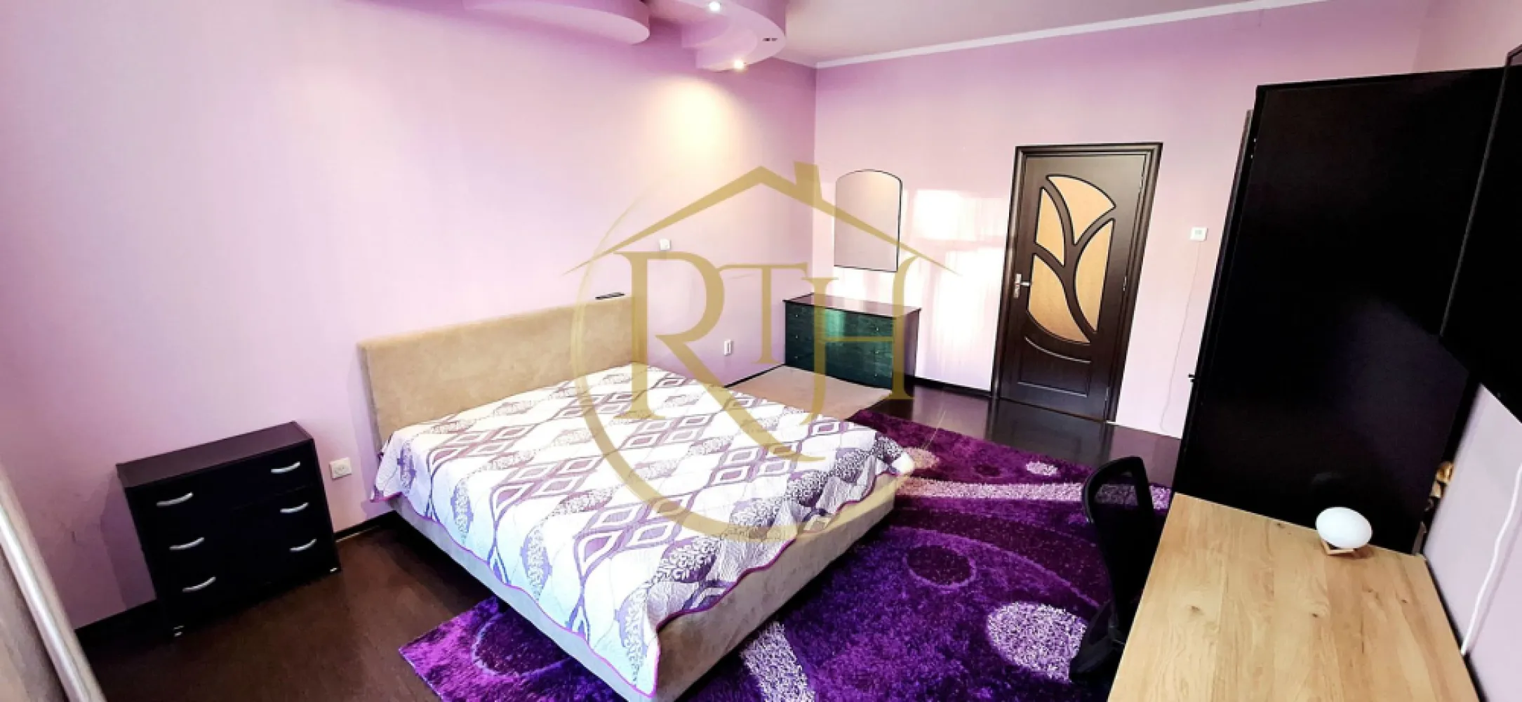 Oferim spre inchiriere apartament spatios, cu 3 camere, aproape de Nokia - Apartament spațios cu 3 camere, aproximativ 80 mp, disponibil spre închiriere, situat la parter inalt, într-o vilă foarte aproape de malul Begai – Zona Iosefin, la doar câteva minute de Piața Iosefin, Gara de Nord, Nokia, Zona Maria, Sinaia și de Zona Centrală. Locuința oferă un ambient plăcut și bine organizat, fiind compusă din două dormitoare confortabile, living generos, baie cu vană, bucătărie practică cu spații de depozitare și dressing.

Apartamentul beneficiază de o mică terasă în față, perfectă pentru cafeaua de dimineață, iar în spatele casei se află un loc de grătar care poate deveni rapid locul preferat pentru relaxare sau întâlniri cu prietenii. Curtea este comună, însă foarte bine întreținută, cu vecini liniștiți și civilizați. Fiecare locatar dispune de propriul spațiu în curte, ideal pentru relaxare, grătar sau chiar un mic loc de joacă pentru copii.
Confortul locuinței este asigurat de centrală termică pe gaz cu termostat ambient, aer condiționat în dormitor, geamuri termopan și contorizare individuală. Apartamentul este complet echipat cu trei televizoare, mașină de spălat haine, aspirator, cuptor cu microunde și combină frigorifică. Bucătăria dispune de electrocasnice incorporabile: cuptor electric, aragaz pe gaz și hotă, oferind tot ce este necesar pentru un stil de viață confortabil.

Proprietatea este ideală pentru o familie, un cuplu sau două persoane care își doresc liniște, spațiu și o locație foarte bine conectată cu orașul. Se acceptă animale de talie mică, cu condiția achitării a două garanții.
Vizionare online pe linkul următor: https://youtu.be/JcJVZQU9lMI?is=M9Mpbcs89FLeJc-f

Preț: 450 euro + garanție 450 euro + comision agenție.
Proprietate reprezentată de RealTimHouse.ro - Un pas spre un loc doar al tău!