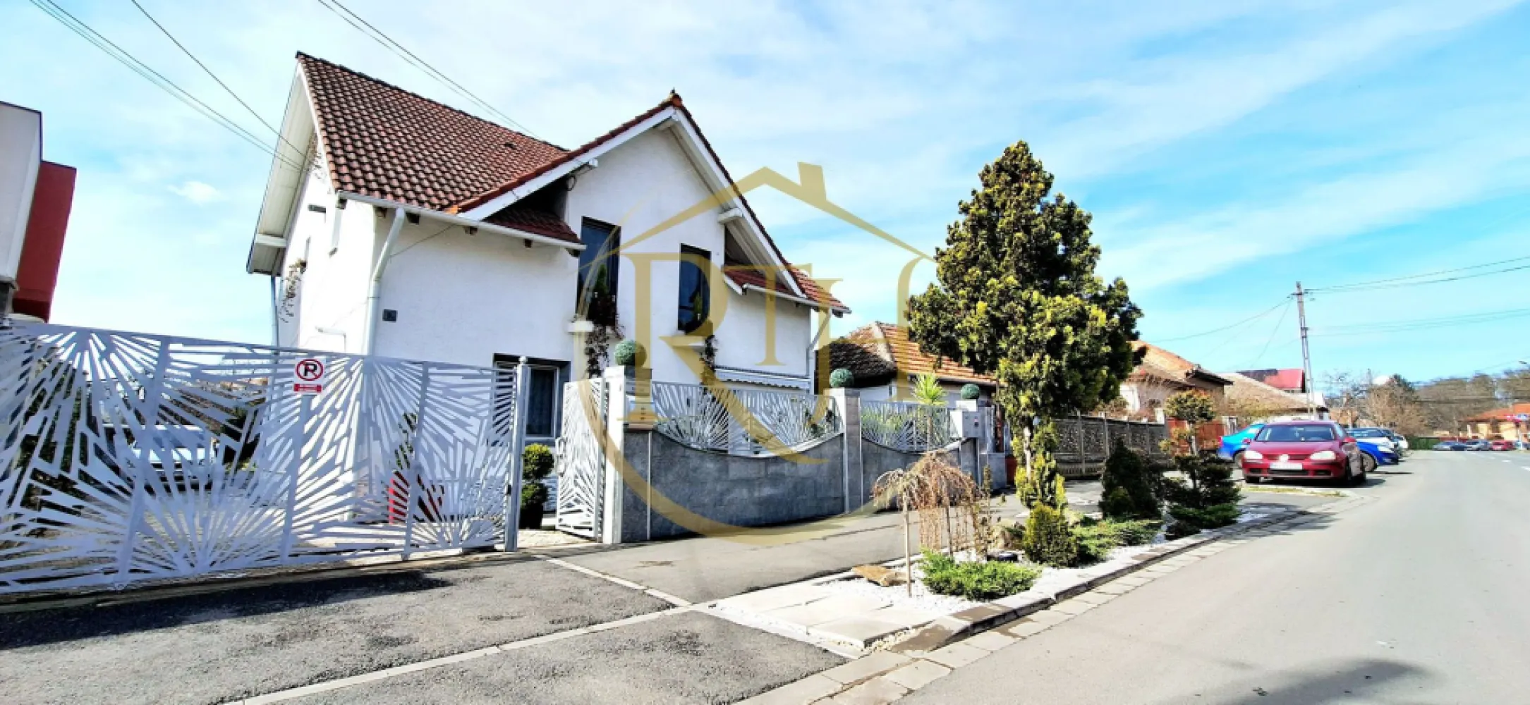 Oferim spre vanzare, proprietate deosebita, 7 camere, zona Modern 0% Comision - Această casă deosebită, situată în zona Modern din Timișoara, oferă un echilibru perfect între spațiu generos, funcționalitate și confort, fiind ideală atât pentru o familie numeroasă, cât și pentru investiție. Cu o suprafață desfășurată de 278 mp și o suprafață utilă de 190 mp, proprietatea este amplasată pe un teren de 743 mp, într-o zonă liniștită, dar foarte bine conectată la facilități importante precum Lidl, Kaufland și Piața Badea Cârțan.
Casa are un regim de înălțime de parter plus etaj și este compartimentată inteligent pentru a oferi intimitate și confort. Partea din față a locuinței dispune la parter de un living generos open-space cu bucătăria, un dormitor, o baie, un birou și un hol spațios, având acces direct către terasa din față și cea din spate. La etaj, locuința continuă cu două dormitoare, un living open-space cu bucătăria și o baie, oferind un spațiu aerisit și luminos.
În partea din spate a proprietății se află două apartamente separate, unul la parter și unul la etaj, fiecare având propria intrare și contorizare individuală. Fiecare apartament este compus dintr-o cameră spațioasă, o bucătărie, o baie și o terasă, ceea ce le face ideale atât pentru locuință, cât și pentru închiriere. 
Un alt avantaj important al acestei proprietăți este podul generos, ideal pentru depozitare, oferind un spațiu suplimentar perfect organizării eficiente a lucrurilor necesare
Curtea generoasă este bine organizată și include o anexă recent construită, oferind un spațiu suplimentar versatil pentru depozitare sau alte activități. Accesul auto este securizat cu o poartă cu telecomandă, asigurând siguranță și confort proprietarilor. Spațiul exterior impresionează printr-o oază de verdeață, unde se regăsesc numeroase flori, palmieri și pomi fructiferi, creând un cadru relaxant și plăcut pentru momentele petrecute în aer liber.

Întreaga locuință beneficiază de un sistem de încălzire eficient, realizat prin centrală termică pe gaz, iar climatizarea este asigurată prin instalații de aer condiționat. Cu un total de 7 camere, 4 bucătării, 4 băi și 4 terase, această casă reprezintă o oportunitate unică pe piața imobiliară, fiind disponibilă la prețul de 347.000 euro. Nu se plateste comision agentie . 
Proprietate reprezentata in exclusivitate de RealTimHouse.ro - Un pas spre un loc doar al tau !
Vizionare online : https://youtu.be/HGyeU7rQmow?feature=shared