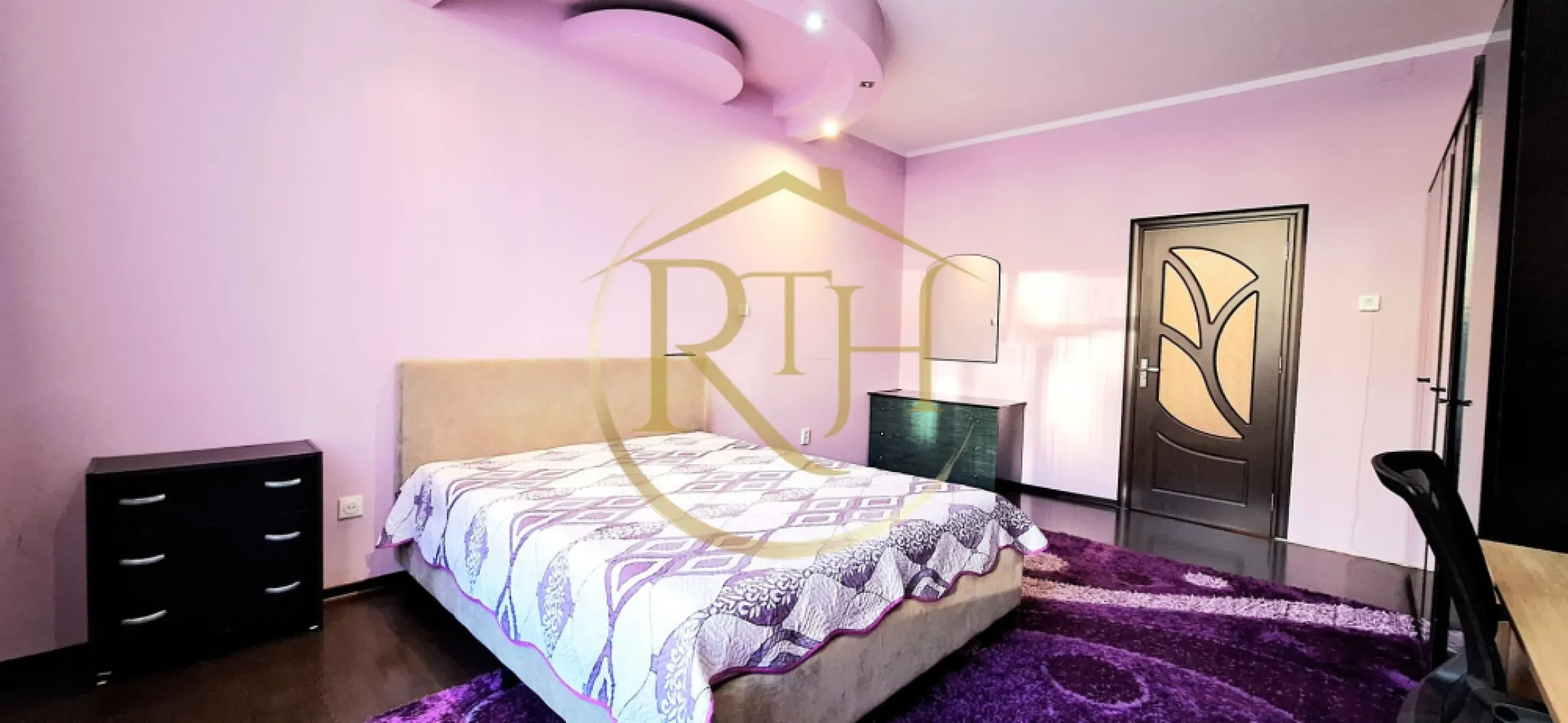 Oferim spre inchiriere apartament spatios, cu 3 camere, aproape de Nokia - Apartament spațios cu 3 camere, aproximativ 80 mp, disponibil spre închiriere, situat la parter inalt, într-o vilă foarte aproape de malul Begai – Zona Iosefin, la doar câteva minute de Piața Iosefin, Gara de Nord, Nokia, Zona Maria, Sinaia și de Zona Centrală. Locuința oferă un ambient plăcut și bine organizat, fiind compusă din două dormitoare confortabile, living generos, baie cu vană, bucătărie practică cu spații de depozitare și dressing.

Apartamentul beneficiază de o mică terasă în față, perfectă pentru cafeaua de dimineață, iar în spatele casei se află un loc de grătar care poate deveni rapid locul preferat pentru relaxare sau întâlniri cu prietenii. Curtea este comună, însă foarte bine întreținută, cu vecini liniștiți și civilizați. Fiecare locatar dispune de propriul spațiu în curte, ideal pentru relaxare, grătar sau chiar un mic loc de joacă pentru copii.
Confortul locuinței este asigurat de centrală termică pe gaz cu termostat ambient, aer condiționat în dormitor, geamuri termopan și contorizare individuală. Apartamentul este complet echipat cu trei televizoare, mașină de spălat haine, aspirator, cuptor cu microunde și combină frigorifică. Bucătăria dispune de electrocasnice incorporabile: cuptor electric, aragaz pe gaz și hotă, oferind tot ce este necesar pentru un stil de viață confortabil.

Proprietatea este ideală pentru o familie, un cuplu sau două persoane care își doresc liniște, spațiu și o locație foarte bine conectată cu orașul. Se acceptă animale de talie mică, cu condiția achitării a două garanții.
Vizionare online pe linkul următor: https://youtu.be/JcJVZQU9lMI?is=M9Mpbcs89FLeJc-f

Preț: 450 euro + garanție 450 euro + comision agenție.
Proprietate reprezentată de RealTimHouse.ro - Un pas spre un loc doar al tău!
