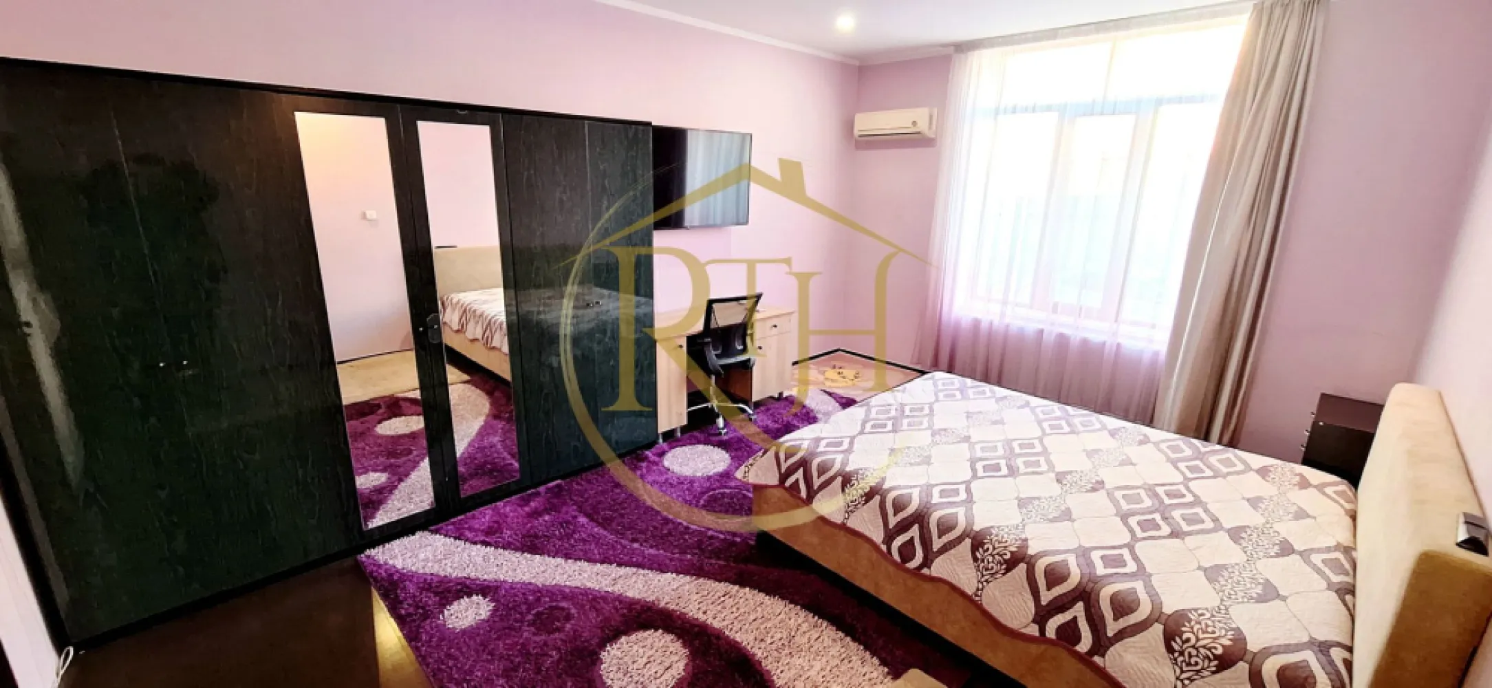 Oferim spre inchiriere apartament spatios, cu 3 camere, aproape de Nokia - Apartament spațios cu 3 camere, aproximativ 80 mp, disponibil spre închiriere, situat la parter inalt, într-o vilă foarte aproape de malul Begai – Zona Iosefin, la doar câteva minute de Piața Iosefin, Gara de Nord, Nokia, Zona Maria, Sinaia și de Zona Centrală. Locuința oferă un ambient plăcut și bine organizat, fiind compusă din două dormitoare confortabile, living generos, baie cu vană, bucătărie practică cu spații de depozitare și dressing.

Apartamentul beneficiază de o mică terasă în față, perfectă pentru cafeaua de dimineață, iar în spatele casei se află un loc de grătar care poate deveni rapid locul preferat pentru relaxare sau întâlniri cu prietenii. Curtea este comună, însă foarte bine întreținută, cu vecini liniștiți și civilizați. Fiecare locatar dispune de propriul spațiu în curte, ideal pentru relaxare, grătar sau chiar un mic loc de joacă pentru copii.
Confortul locuinței este asigurat de centrală termică pe gaz cu termostat ambient, aer condiționat în dormitor, geamuri termopan și contorizare individuală. Apartamentul este complet echipat cu trei televizoare, mașină de spălat haine, aspirator, cuptor cu microunde și combină frigorifică. Bucătăria dispune de electrocasnice incorporabile: cuptor electric, aragaz pe gaz și hotă, oferind tot ce este necesar pentru un stil de viață confortabil.

Proprietatea este ideală pentru o familie, un cuplu sau două persoane care își doresc liniște, spațiu și o locație foarte bine conectată cu orașul. Se acceptă animale de talie mică, cu condiția achitării a două garanții.
Vizionare online pe linkul următor: https://youtu.be/JcJVZQU9lMI?is=M9Mpbcs89FLeJc-f

Preț: 450 euro + garanție 450 euro + comision agenție.
Proprietate reprezentată de RealTimHouse.ro - Un pas spre un loc doar al tău!