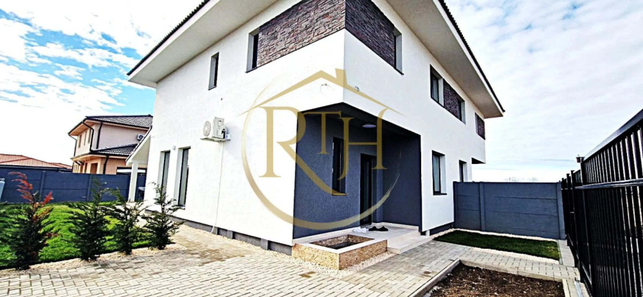 🏡 Duplex modern 5 camere în Giarmata Vii | 123 mp utili |290 mp teren. - 🏡 Duplex modern 5 camere în Giarmata Vii | 123 mp utili | 

Vă propunem spre vânzare un duplex modern cu 5 camere, construit cu materiale de calitate, situat într-o zonă liniștită și în plină dezvoltare din Giarmata Vii.

🔑 Comision 0% pentru cumpărător!

📐 Detalii proprietate

Suprafață utilă: 123 mp
Suprafață teren: 290 mp
Regim: P+E
Loc de parcare inclus (nr. 2)

Total: 5 camere

🏠 Compartimentare inteligentă

🔹 Parter:

Living generos cu bucătărie open-space
Birou/dormitor 
Baie
Hol
Casa scării
Cameră tehnică
Pod acces
Terasă acoperită

🔹 Etaj:

2 camere
Dormitor matrimonial
Dressing
2 băi
Hol

🧱 Specificații tehnice

Construcție din cărămidă de 30 cm

Izolație exterioară cu polistiren de 10 cm

Încălzire în pardoseală, conform proiectului

Geamuri tripan cu tâmplărie Rehau

Compartimentare modernă și eficientă

💰 Prețuri:

🔸 La roșu: 159.000 € (ușor negociabil)
✔️ Avantaj major: posibilitatea de a vă alege finisajele interioare după propriul gust

🔸 La cheie: 199.000 € (ușor negociabil)
⏳ Termen de finalizare: 4 luni de la semnarea precontractului
 Comision agentie : 1%

✅ Avantaje:

Zonă liniștită
3 băi – confort sporit pentru familie
Terasă acoperită
Materiale premium
Posibilitate personalizare finisaje

Casa nu se vinde mobilata si utilata , pozele sunt cu titlu de prezentae de la parte din dreapta care este locuita.

📞 Pentru detalii suplimentare și programarea unei vizionări, vă stăm la dispoziție!

Proprietate reprezentată în exclusivitate de RealTimHouse.ro – Un pas spre un loc doar al tău!