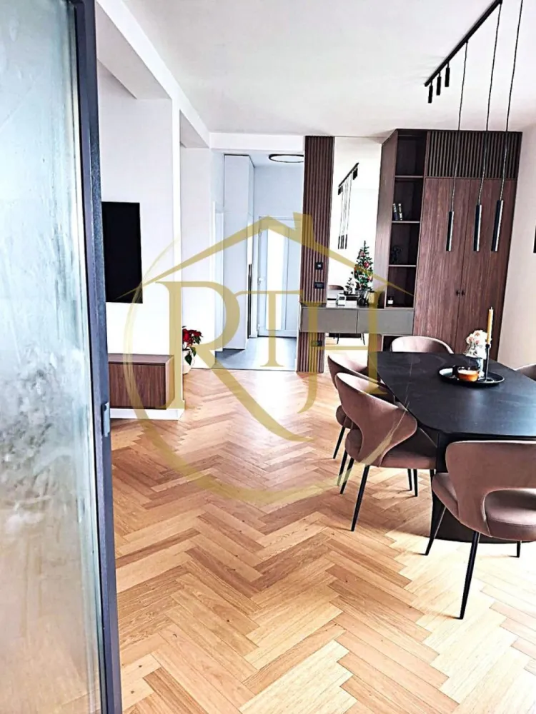 🏡 Duplex modern 5 camere în Giarmata Vii | 123 mp utili |290 mp teren. - 🏡 Duplex modern 5 camere în Giarmata Vii | 123 mp utili | 

Vă propunem spre vânzare un duplex modern cu 5 camere, construit cu materiale de calitate, situat într-o zonă liniștită și în plină dezvoltare din Giarmata Vii.

🔑 Comision 0% pentru cumpărător!

📐 Detalii proprietate

Suprafață utilă: 123 mp
Suprafață teren: 290 mp
Regim: P+E
Loc de parcare inclus (nr. 2)

Total: 5 camere

🏠 Compartimentare inteligentă

🔹 Parter:

Living generos cu bucătărie open-space
Birou/dormitor 
Baie
Hol
Casa scării
Cameră tehnică
Pod acces
Terasă acoperită

🔹 Etaj:

2 camere
Dormitor matrimonial
Dressing
2 băi
Hol

🧱 Specificații tehnice

Construcție din cărămidă de 30 cm

Izolație exterioară cu polistiren de 10 cm

Încălzire în pardoseală, conform proiectului

Geamuri tripan cu tâmplărie Rehau

Compartimentare modernă și eficientă

💰 Prețuri:

🔸 La roșu: 159.000 € (ușor negociabil)
✔️ Avantaj major: posibilitatea de a vă alege finisajele interioare după propriul gust

🔸 La cheie: 199.000 € (ușor negociabil)
⏳ Termen de finalizare: 4 luni de la semnarea precontractului
 Comision agentie : 1%

✅ Avantaje:

Zonă liniștită
3 băi – confort sporit pentru familie
Terasă acoperită
Materiale premium
Posibilitate personalizare finisaje

Casa nu se vinde mobilata si utilata , pozele sunt cu titlu de prezentae de la parte din dreapta care este locuita.

📞 Pentru detalii suplimentare și programarea unei vizionări, vă stăm la dispoziție!

Proprietate reprezentată în exclusivitate de RealTimHouse.ro – Un pas spre un loc doar al tău!