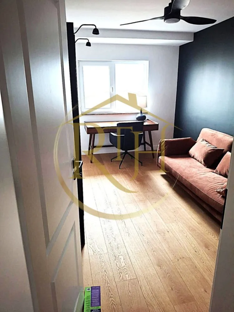 🏡 Duplex modern 5 camere în Giarmata Vii | 123 mp utili |290 mp teren. - 🏡 Duplex modern 5 camere în Giarmata Vii | 123 mp utili | 

Vă propunem spre vânzare un duplex modern cu 5 camere, construit cu materiale de calitate, situat într-o zonă liniștită și în plină dezvoltare din Giarmata Vii.

🔑 Comision 0% pentru cumpărător!

📐 Detalii proprietate

Suprafață utilă: 123 mp
Suprafață teren: 290 mp
Regim: P+E
Loc de parcare inclus (nr. 2)

Total: 5 camere

🏠 Compartimentare inteligentă

🔹 Parter:

Living generos cu bucătărie open-space
Birou/dormitor 
Baie
Hol
Casa scării
Cameră tehnică
Pod acces
Terasă acoperită

🔹 Etaj:

2 camere
Dormitor matrimonial
Dressing
2 băi
Hol

🧱 Specificații tehnice

Construcție din cărămidă de 30 cm

Izolație exterioară cu polistiren de 10 cm

Încălzire în pardoseală, conform proiectului

Geamuri tripan cu tâmplărie Rehau

Compartimentare modernă și eficientă

💰 Prețuri:

🔸 La roșu: 159.000 € (ușor negociabil)
✔️ Avantaj major: posibilitatea de a vă alege finisajele interioare după propriul gust

🔸 La cheie: 199.000 € (ușor negociabil)
⏳ Termen de finalizare: 4 luni de la semnarea precontractului
 Comision agentie : 1%

✅ Avantaje:

Zonă liniștită
3 băi – confort sporit pentru familie
Terasă acoperită
Materiale premium
Posibilitate personalizare finisaje

Casa nu se vinde mobilata si utilata , pozele sunt cu titlu de prezentae de la parte din dreapta care este locuita.

📞 Pentru detalii suplimentare și programarea unei vizionări, vă stăm la dispoziție!

Proprietate reprezentată în exclusivitate de RealTimHouse.ro – Un pas spre un loc doar al tău!