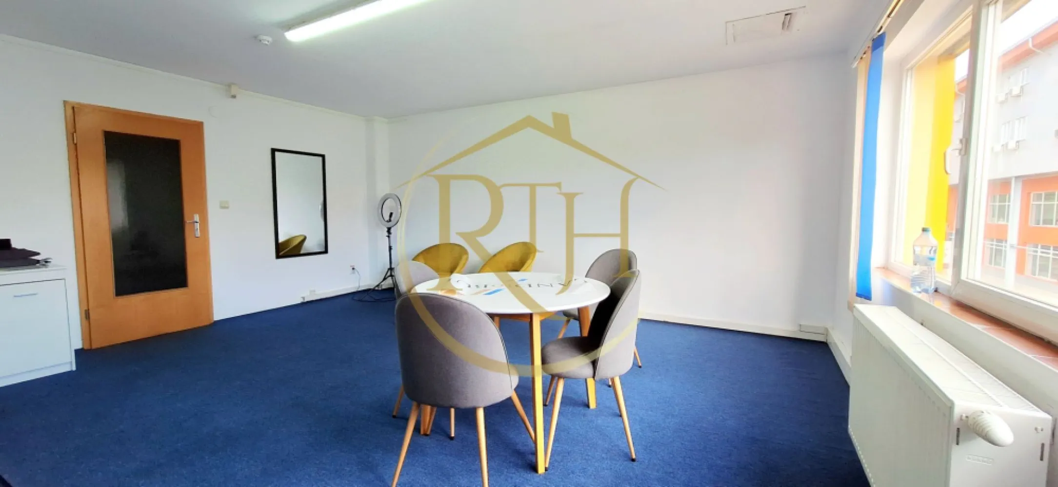 Oferim spre inchiriere spatii pentru birouri, zona Soarelui, Parcare privata - Oferim spre închiriere spații pentru birouri situate în zona Soarelui, în imediata apropiere de Sud Plaza, într-o clădire destinată activităților office. Spațiile sunt amplasate la etajul 1 și beneficiază de acces facil, atât pietonal, cât și auto. Clădirea dispune de parcare privată în curte, acces auto controlat prin barieră, grupuri sanitare și bucătărie comună, oferind toate condițiile necesare desfășurării unei activități profesionale.

Sunt disponibile birouri cu suprafețe de 28 mp, ideale pentru firme de contabilitate, IT, arhitectură, consultanță sau alte activități ce necesită un spațiu compact, eficient și accesibil. Construcția asigură un mediu de lucru plăcut, costurile de întreținere fiind reduse.

Prețul de închiriere este de 10 euro/mp + TVA, cu o garanție echivalentă unei luni de chirie. Se percepe comision agenție.
Proprietate reprezentată în exclusivitate de RealTimHouse.ro – Un pas spre un loc doar al tău!