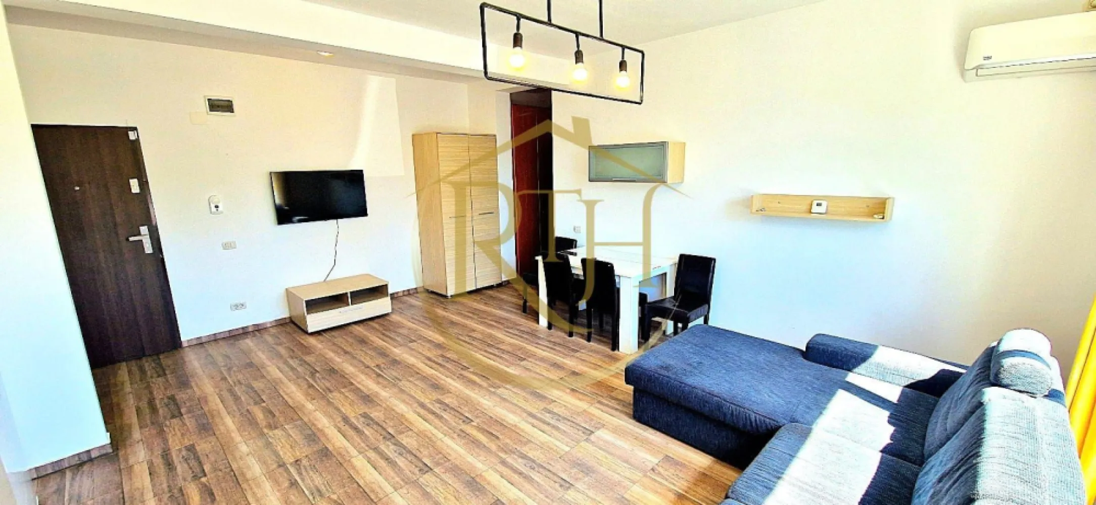 Oferim spre inchirere apartament modern cu 2 camere, open space – Giroc - Va propunem spre inchiriere un apartament modern si bine compartimentat, cu 2 camere, situat la parterul unui bloc nou, intr-o zona linistita si foarte bine conectata din Giroc. Proprietatea imbina confortul unui spatiu locativ functional cu avantajele unei locatii privilegiate, ceea ce o transforma intr-o alegere potrivita atat pentru rezidenta permanenta, cat si pentru relocare pe termen mediu sau lung.

Localizare si facilitati
Apartamentul se afla intr-o zona rezidentiala apreciata, aflata la cateva minute de mers pe jos fata de statii pentru mijloacele de transport in comun, ceea ce asigura acces rapid catre principalele puncte de interes din oras. In proximitate sunt disponibile numeroase facilitati care aduc un plus de confort vietii cotidiene: supermarketuri precum Penny, Lidl, Profi sau Mega Image, magazine si branduri cunoscute precum Sinsay, Pepco, KIK, farmacii, centru medical, sala de sport, benzinarie Rompetrol . Zona ofera, de asemenea, multiple optiuni pentru petrecerea timpului liber, cum ar fi Pizzeria Il Locale, Pasa Garden sau parcul David Voniga, ideale pentru relaxare si socializare. Totodata, prezenta scolilor si liceelor in apropiere face ca aceasta proprietate sa fie potrivita si pentru familiile cu copii.

Descrierea apartamentului
Locuinta se inchiriaza complet mobilata si utilata, fiind conceputa pentru a raspunde celor mai inalte standarde de confort. Compartimentarea este eficienta si include un living generos in stil open space, integrat cu o bucatarie complet echipata, un dormitor matrimonial spatios si o baie moderna dotata cu cada. Spatiile au fost gandite astfel incat sa ofere atat functionalitate, cat si un ambient placut si primitor.

Dotari si beneficii
Apartamentul este echipat cu masina de spalat rufe, frigider, aragaz, hota, televizor si aparat de aer conditionat, toate alese pentru a oferi confortul necesar unui trai cotidian lipsit de griji. Incalzirea se realizeaza prin centrala termica proprie pe gaz, cu contorizare individuala, ceea ce permite un control optim al consumului si, implicit, costuri reduse de intretinere. In plus, locuinta dispune de un loc de parcare privat, inclus in pretul chiriei, oferind un avantaj important pentru rezidentii motorizati.

Profilul chiriasului
Proprietatea se adreseaza atat persoanelor singure, cat si cuplurilor sau familiilor care isi doresc un apartament modern, curat, bine pozitionat si cu acces facil la toate facilitatile esentiale ale vietii de zi cu zi.
Nu se accepta animale de companie.

Conditii de inchiriere:
Pretul chiriei este de 350 euro/luna, la care se adauga o garantie in valoare de 350 euro si comisionul agentiei.

Aceasta oferta este prezentata de RealTimHouse.ro – partenerul dumneavoastra de incredere in gasirea locuintei potrivite.