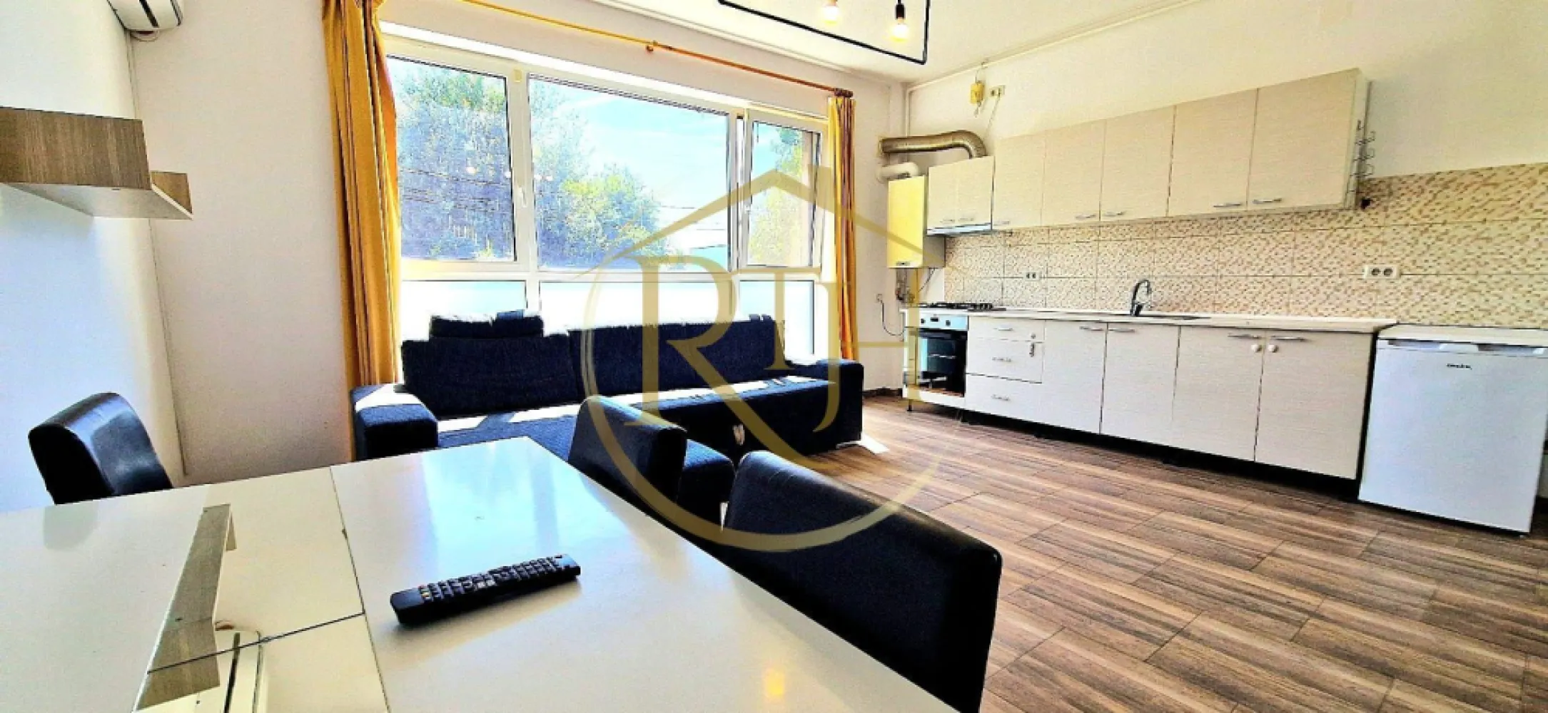 Oferim spre inchirere apartament modern cu 2 camere, open space – Giroc - Va propunem spre inchiriere un apartament modern si bine compartimentat, cu 2 camere, situat la parterul unui bloc nou, intr-o zona linistita si foarte bine conectata din Giroc. Proprietatea imbina confortul unui spatiu locativ functional cu avantajele unei locatii privilegiate, ceea ce o transforma intr-o alegere potrivita atat pentru rezidenta permanenta, cat si pentru relocare pe termen mediu sau lung.

Localizare si facilitati
Apartamentul se afla intr-o zona rezidentiala apreciata, aflata la cateva minute de mers pe jos fata de statii pentru mijloacele de transport in comun, ceea ce asigura acces rapid catre principalele puncte de interes din oras. In proximitate sunt disponibile numeroase facilitati care aduc un plus de confort vietii cotidiene: supermarketuri precum Penny, Lidl, Profi sau Mega Image, magazine si branduri cunoscute precum Sinsay, Pepco, KIK, farmacii, centru medical, sala de sport, benzinarie Rompetrol . Zona ofera, de asemenea, multiple optiuni pentru petrecerea timpului liber, cum ar fi Pizzeria Il Locale, Pasa Garden sau parcul David Voniga, ideale pentru relaxare si socializare. Totodata, prezenta scolilor si liceelor in apropiere face ca aceasta proprietate sa fie potrivita si pentru familiile cu copii.

Descrierea apartamentului
Locuinta se inchiriaza complet mobilata si utilata, fiind conceputa pentru a raspunde celor mai inalte standarde de confort. Compartimentarea este eficienta si include un living generos in stil open space, integrat cu o bucatarie complet echipata, un dormitor matrimonial spatios si o baie moderna dotata cu cada. Spatiile au fost gandite astfel incat sa ofere atat functionalitate, cat si un ambient placut si primitor.

Dotari si beneficii
Apartamentul este echipat cu masina de spalat rufe, frigider, aragaz, hota, televizor si aparat de aer conditionat, toate alese pentru a oferi confortul necesar unui trai cotidian lipsit de griji. Incalzirea se realizeaza prin centrala termica proprie pe gaz, cu contorizare individuala, ceea ce permite un control optim al consumului si, implicit, costuri reduse de intretinere. In plus, locuinta dispune de un loc de parcare privat, inclus in pretul chiriei, oferind un avantaj important pentru rezidentii motorizati.

Profilul chiriasului
Proprietatea se adreseaza atat persoanelor singure, cat si cuplurilor sau familiilor care isi doresc un apartament modern, curat, bine pozitionat si cu acces facil la toate facilitatile esentiale ale vietii de zi cu zi.
Nu se accepta animale de companie.

Conditii de inchiriere:
Pretul chiriei este de 350 euro/luna, la care se adauga o garantie in valoare de 350 euro si comisionul agentiei.

Aceasta oferta este prezentata de RealTimHouse.ro – partenerul dumneavoastra de incredere in gasirea locuintei potrivite.