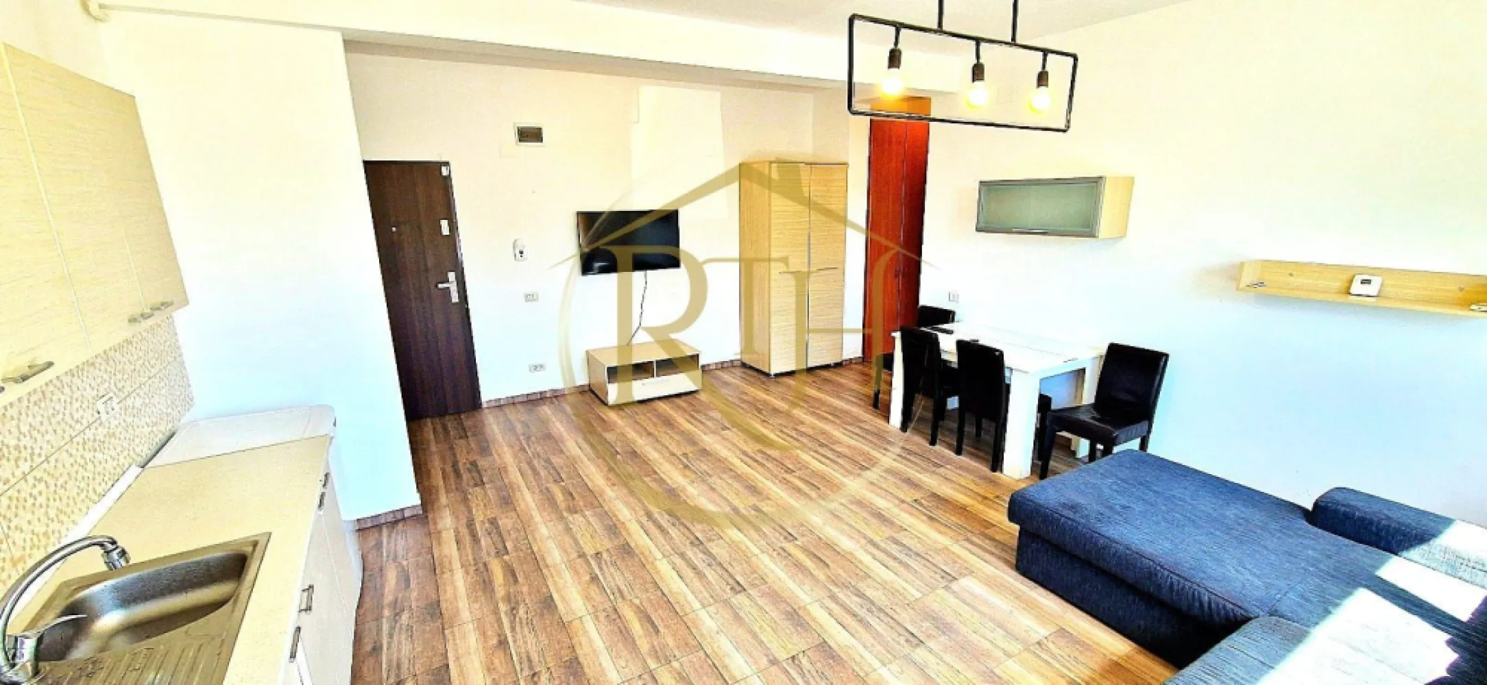Oferim spre inchirere apartament modern cu 2 camere, open space – Giroc - Va propunem spre inchiriere un apartament modern si bine compartimentat, cu 2 camere, situat la parterul unui bloc nou, intr-o zona linistita si foarte bine conectata din Giroc. Proprietatea imbina confortul unui spatiu locativ functional cu avantajele unei locatii privilegiate, ceea ce o transforma intr-o alegere potrivita atat pentru rezidenta permanenta, cat si pentru relocare pe termen mediu sau lung.

Localizare si facilitati
Apartamentul se afla intr-o zona rezidentiala apreciata, aflata la cateva minute de mers pe jos fata de statii pentru mijloacele de transport in comun, ceea ce asigura acces rapid catre principalele puncte de interes din oras. In proximitate sunt disponibile numeroase facilitati care aduc un plus de confort vietii cotidiene: supermarketuri precum Penny, Lidl, Profi sau Mega Image, magazine si branduri cunoscute precum Sinsay, Pepco, KIK, farmacii, centru medical, sala de sport, benzinarie Rompetrol . Zona ofera, de asemenea, multiple optiuni pentru petrecerea timpului liber, cum ar fi Pizzeria Il Locale, Pasa Garden sau parcul David Voniga, ideale pentru relaxare si socializare. Totodata, prezenta scolilor si liceelor in apropiere face ca aceasta proprietate sa fie potrivita si pentru familiile cu copii.

Descrierea apartamentului
Locuinta se inchiriaza complet mobilata si utilata, fiind conceputa pentru a raspunde celor mai inalte standarde de confort. Compartimentarea este eficienta si include un living generos in stil open space, integrat cu o bucatarie complet echipata, un dormitor matrimonial spatios si o baie moderna dotata cu cada. Spatiile au fost gandite astfel incat sa ofere atat functionalitate, cat si un ambient placut si primitor.

Dotari si beneficii
Apartamentul este echipat cu masina de spalat rufe, frigider, aragaz, hota, televizor si aparat de aer conditionat, toate alese pentru a oferi confortul necesar unui trai cotidian lipsit de griji. Incalzirea se realizeaza prin centrala termica proprie pe gaz, cu contorizare individuala, ceea ce permite un control optim al consumului si, implicit, costuri reduse de intretinere. In plus, locuinta dispune de un loc de parcare privat, inclus in pretul chiriei, oferind un avantaj important pentru rezidentii motorizati.

Profilul chiriasului
Proprietatea se adreseaza atat persoanelor singure, cat si cuplurilor sau familiilor care isi doresc un apartament modern, curat, bine pozitionat si cu acces facil la toate facilitatile esentiale ale vietii de zi cu zi.
Nu se accepta animale de companie.

Conditii de inchiriere:
Pretul chiriei este de 350 euro/luna, la care se adauga o garantie in valoare de 350 euro si comisionul agentiei.

Aceasta oferta este prezentata de RealTimHouse.ro – partenerul dumneavoastra de incredere in gasirea locuintei potrivite.