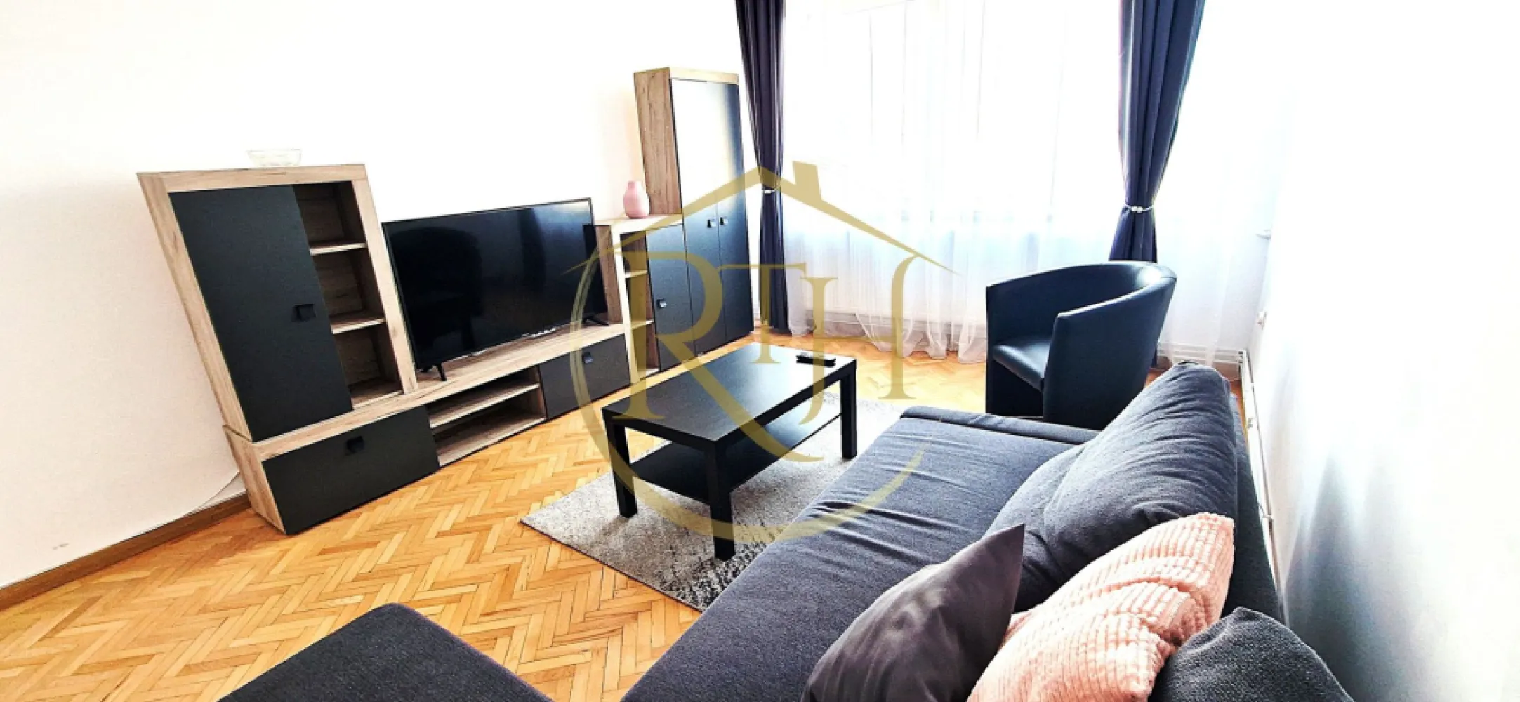 Inchiriez apartament modern cu 2 camere –zona Circumvalatiunii-Complex Favorit - Vă propunem spre închiriere un apartament modern cu 2 camere, full decomandat, situat în Complex Favorit, în zona Circumvalațiunii – Bogdăneștilor, din Timișoara.

Locuința se remarcă prin compartimentarea eficientă, luminozitate și acces rapid către principalele puncte de interes ale orașului.

📐 Caracteristici principale:

Etaj 5 din 10
Bloc prevăzut cu lift
Suprafață utilă: 50 mp
Compartimentare practică:
Hol generos
Bucătărie separată, complet mobilată și utilată
2 dormitoare spațioase
Baie 
Spațiu de depozitare
Apartament complet mobilat și utilat
Centrală termică proprie pe gaz
Aer condiționat

Disponibilitate: imediată

Apartamentul este ideal pentru un cuplu sau pentru două persoane care își doresc confort, intimitate și o poziționare excelentă în oraș.

📍 Localizare și vecinătăți

Zona oferă acces rapid către centre comerciale, instituții medicale, spații verzi și mijloace de transport în comun.

În imediata apropiere se regăsesc:

Piața 700
Spitalul de Copii Louis Țurcanu
Direcția Generală Regională a Finanțelor Publice Timișoara
Parcul Botanic
Balta Verde
Gym One 5
Iulius Mall Timișoara și Iulius Town

De asemenea, în zonă se află supermarketuri precum Lidl, Kaufland, Penny și Profi, restaurante precum McDonald's, hoteluri precum Hotel President și Hotel Restaurant Del Corso, precum și școli, licee, grădinițe, farmacii, bănci, cabinete medicale și stații de tramvai și autobuz.

Zona oferă un echilibru excelent între accesibilitate, facilități urbane și spații verzi.

💰 Condiții financiare:

400 € / lună

400 € garanție

Comision agenție

⚠️ Condiții de închiriere:

Nu se acceptă animale de companie

Nu se acceptă fumători

Pentru informații suplimentare sau programarea unei vizionări, vă stăm la dispoziție.
Apartamentul este disponibil pentru mutare imediată și reprezintă o oportunitate excelentă într-o zonă foarte bine cotată din Timișoara. 🔑

Proprietate reprezentată de RealTimHouse.ro – Un pas spre un loc doar al tău!