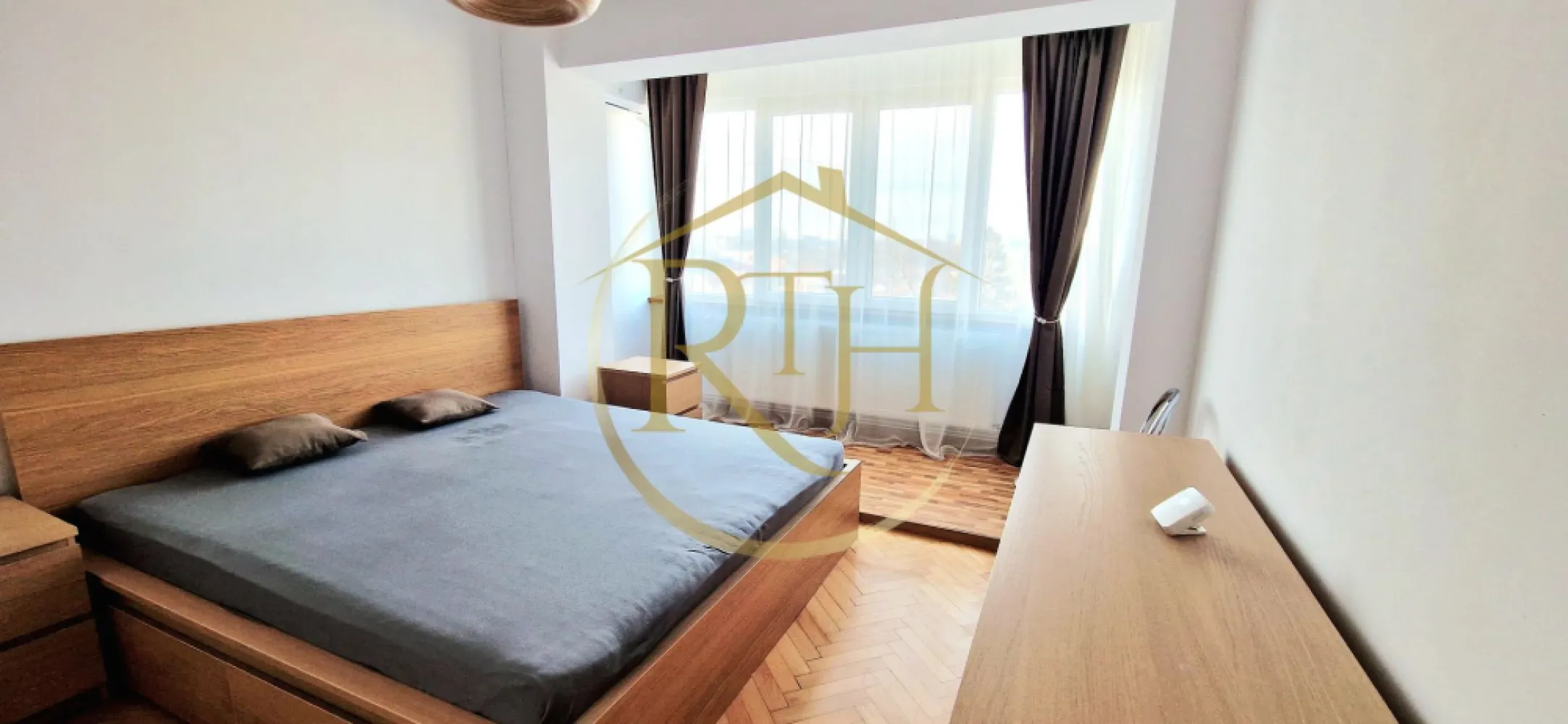 Inchiriez apartament modern cu 2 camere –zona Circumvalatiunii-Complex Favorit - Vă propunem spre închiriere un apartament modern cu 2 camere, full decomandat, situat în Complex Favorit, în zona Circumvalațiunii – Bogdăneștilor, din Timișoara.

Locuința se remarcă prin compartimentarea eficientă, luminozitate și acces rapid către principalele puncte de interes ale orașului.

📐 Caracteristici principale:

Etaj 5 din 10
Bloc prevăzut cu lift
Suprafață utilă: 50 mp
Compartimentare practică:
Hol generos
Bucătărie separată, complet mobilată și utilată
2 dormitoare spațioase
Baie 
Spațiu de depozitare
Apartament complet mobilat și utilat
Centrală termică proprie pe gaz
Aer condiționat

Disponibilitate: imediată

Apartamentul este ideal pentru un cuplu sau pentru două persoane care își doresc confort, intimitate și o poziționare excelentă în oraș.

📍 Localizare și vecinătăți

Zona oferă acces rapid către centre comerciale, instituții medicale, spații verzi și mijloace de transport în comun.

În imediata apropiere se regăsesc:

Piața 700
Spitalul de Copii Louis Țurcanu
Direcția Generală Regională a Finanțelor Publice Timișoara
Parcul Botanic
Balta Verde
Gym One 5
Iulius Mall Timișoara și Iulius Town

De asemenea, în zonă se află supermarketuri precum Lidl, Kaufland, Penny și Profi, restaurante precum McDonald's, hoteluri precum Hotel President și Hotel Restaurant Del Corso, precum și școli, licee, grădinițe, farmacii, bănci, cabinete medicale și stații de tramvai și autobuz.

Zona oferă un echilibru excelent între accesibilitate, facilități urbane și spații verzi.

💰 Condiții financiare:

400 € / lună

400 € garanție

Comision agenție

⚠️ Condiții de închiriere:

Nu se acceptă animale de companie

Nu se acceptă fumători

Pentru informații suplimentare sau programarea unei vizionări, vă stăm la dispoziție.
Apartamentul este disponibil pentru mutare imediată și reprezintă o oportunitate excelentă într-o zonă foarte bine cotată din Timișoara. 🔑

Proprietate reprezentată de RealTimHouse.ro – Un pas spre un loc doar al tău!