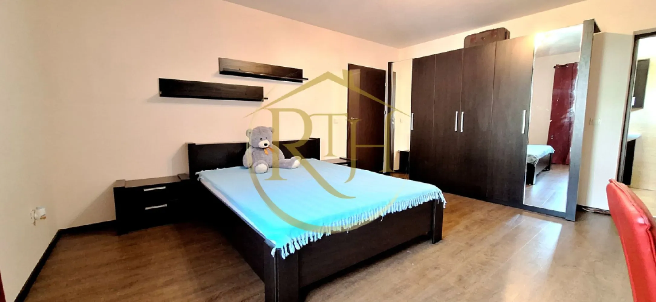 Apartament 1 camera, bloc nou, Complex Studentesc, Parcare privata cu bariera - Se închiriază apartament cu 1 cameră, model decomandat, situat la parter înalt, într-un bloc nou din zona Complex Studențesc, la aproximativ 10 minute de Spitalul Județean. Apartamentul este compus din hol de intrare, bucătărie separată, dormitor cu pat matrimonial și baie cu cadă. Este complet mobilat și utilat, gata pentru mutare imediată.
Locuința beneficiază de loc de parcare în parcarea privată a blocului, cu acces prin barieră și supraveghere video. Imobilul este dotat cu centrală termică pe gaz și este monitorizat video, iar chiriașul are acces gratuit la sala de fitness privată a complexului.
Apartamentul este ideal pentru o singură persoană sau un cuplu. Se caută chiriași serioși, cu o perioadă minimă de închiriere de 1 an. Nu se acceptă animale de companie.

Prețul chiriei este de 350 euro pe lună, garanția este 350 euro, la care se adaugă comisionul agenției.
Proprietate reprezentată de RealTimHouse.ro – Un pas spre un loc doar al tău.
Vizionare online: https://youtu.be/llmhBZF8RdM?feature=shared