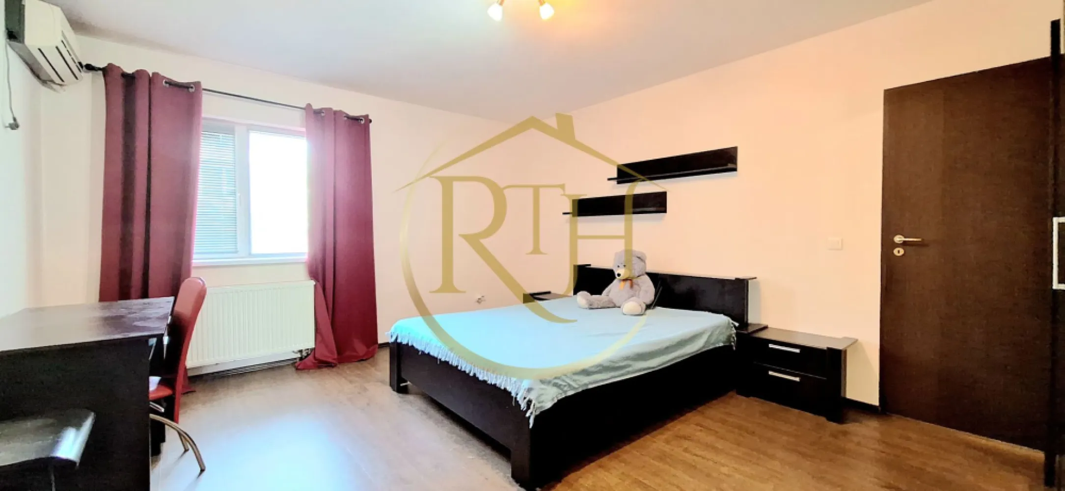 Apartament 1 camera, bloc nou, Complex Studentesc, Parcare privata cu bariera - Se închiriază apartament cu 1 cameră, model decomandat, situat la parter înalt, într-un bloc nou din zona Complex Studențesc, la aproximativ 10 minute de Spitalul Județean. Apartamentul este compus din hol de intrare, bucătărie separată, dormitor cu pat matrimonial și baie cu cadă. Este complet mobilat și utilat, gata pentru mutare imediată.
Locuința beneficiază de loc de parcare în parcarea privată a blocului, cu acces prin barieră și supraveghere video. Imobilul este dotat cu centrală termică pe gaz și este monitorizat video, iar chiriașul are acces gratuit la sala de fitness privată a complexului.
Apartamentul este ideal pentru o singură persoană sau un cuplu. Se caută chiriași serioși, cu o perioadă minimă de închiriere de 1 an. Nu se acceptă animale de companie.

Prețul chiriei este de 350 euro pe lună, garanția este 350 euro, la care se adaugă comisionul agenției.
Proprietate reprezentată de RealTimHouse.ro – Un pas spre un loc doar al tău.
Vizionare online: https://youtu.be/llmhBZF8RdM?feature=shared