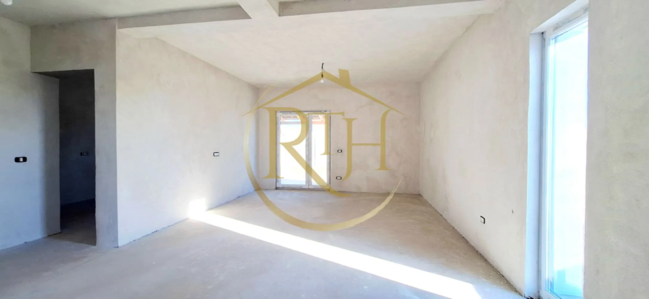 Oferim spre vanzare Case-Duplex cu 4 camere, situate in Giroc, 0% comision - Casă tip duplex în stil mediteranean, direct de la proprietar, situată în Giroc, într-o zonă în plină dezvoltare, pe o stradă pietruită aflată la doar 200 de metri de asfalt și cu iluminat stradal. Locuința este ideală pentru o familie care își dorește confort, stil și un ambient liniștit într-o comunitate aflată în expansiune.

Proprietatea dispune de o suprafață utilă de 110 mp și o suprafață construită totală de 150 mp, fiind amplasată pe un teren de 290 mp, dintre care 220 mp rămân liberi, potriviți pentru grădină, spațiu de relaxare sau amenajări exterioare personalizate. Parterul include un dormitor spațios, un living luminos, o bucătărie separată și o baie, iar accesul pe terasa acoperită se face atât din living, cât și din bucătărie, oferind o legătură armonioasă cu exteriorul. La etaj se află două dormitoare confortabile, unul dintre ele prevăzut cu dressing, precum și o baie bine compartimentată. Singurul perete comun între cele două unități este la parter, în zona băii și a bucătăriei, etajul fiind complet separat pentru a asigura maximă intimitate.
Construcția este realizată din cărămidă porotherm de 25 cm, izolată cu EPS 80 de 10 cm, cu placă de beton peste etaj și tâmplărie premium Salamander cu geam tripan. Casa beneficiază de utilități complete – apă, gaz și curent trifazic – și este dotată cu fosă septică de aproximativ 3000 de litri, suficientă pentru o utilizare de până la 10 persoane.
Confortul termic al casei se realizeaza cu ajutorul centralei termice pe gaz si incalzire in pardoseala. 

Casa poate fi achiziționată în stadiul dorit: la roșu, la prețul de 137.000 euro; la gri, la prețul de 157.000 euro; sau la cheie, la prețul de 177.000 euro, cu posibilitatea ca viitorul proprietar să își aleagă propriile finisaje. Un avantaj important este că nu se percepe comision de agenție.
Vizionare online : https://youtu.be/_2G37sZFfRU?feature=shared
Proprietate reprezentata de RealTimHouse.ro - Un pas spre un loc doar al tau !
