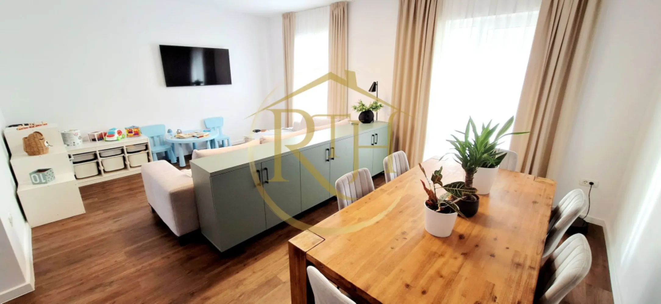 Oferim spre vanzare Casa tip Duplex, situata in Giroc in apropiere de DAF - Oferim spre vânzare o casă tip duplex modernă, finalizată în 2025, proiectată pentru confort, funcționalitate și un stil de viață liniștit. Proprietatea este situată într-o zonă în dezvoltare, cu acces facil către principalele puncte de interes, fiind ideală atât pentru o familie, cât și pentru cei care își doresc un cămin bine construit, eficient și durabil.

Locuința are o suprafață utilă de 101 mp (120 mp construiți) și este amplasată pe un teren de 250 mp, beneficiind de acces auto și o curte amenajată complet cu pavaj, gazon și foraj de apă. Casa este construită pe structură solidă, cu placă de beton, pod izolat, acoperiș din țiglă și materiale premium utilizate în toate etapele de execuție.
Compartimentarea este una practică și aerisită. Parterul cuprinde un living generos, luminat natural, cu zonă de dining și acces direct către terasa din spate care are suprafata de 15 mp si este acoperita, ideală pentru momente de relaxare. Bucătăria este separată, complet mobilată și utilată, iar la acest nivel se află și o baie de serviciu. Etajul este dedicat zonei de odihnă, cu trei dormitoare bine proporționate și o baie principală spațioasă. Podul poate fi utilizat ca spațiu suplimentar de depozitare.
Confortul termic este asigurat prin încălzire în pardoseală, iar finisajele sunt premium, incluzând parchet SPC rezistent la zgârieturi, apă și trafic intens. Locuința se vinde mobilată și utilată exact ca în imagini, cu mobilier realizat la comandă, exceptând masa din zona de dining și televizorul din living. Bucătăria este echipată cu electrocasnice moderne: frigider big size de 508 l, mașină de spălat vase, mașină de spălat rufe, cuptor, aragaz, hotă și cuptor cu microunde, toate încorporate. Ferestrele sunt tripan și sunt prevăzute cu rulouri și plase antiinsecte. Proprietatea dispune de fosa septică de 1600 litri și are toate utilitățile, cu excepția canalizării.

Prețul de vânzare este de 192.000 euro, foarte ușor negociabil. Nu se percepe comision agenție.
Proprietate reprezentată de RealTimHouse.ro – Un pas spre un loc doar al tău!