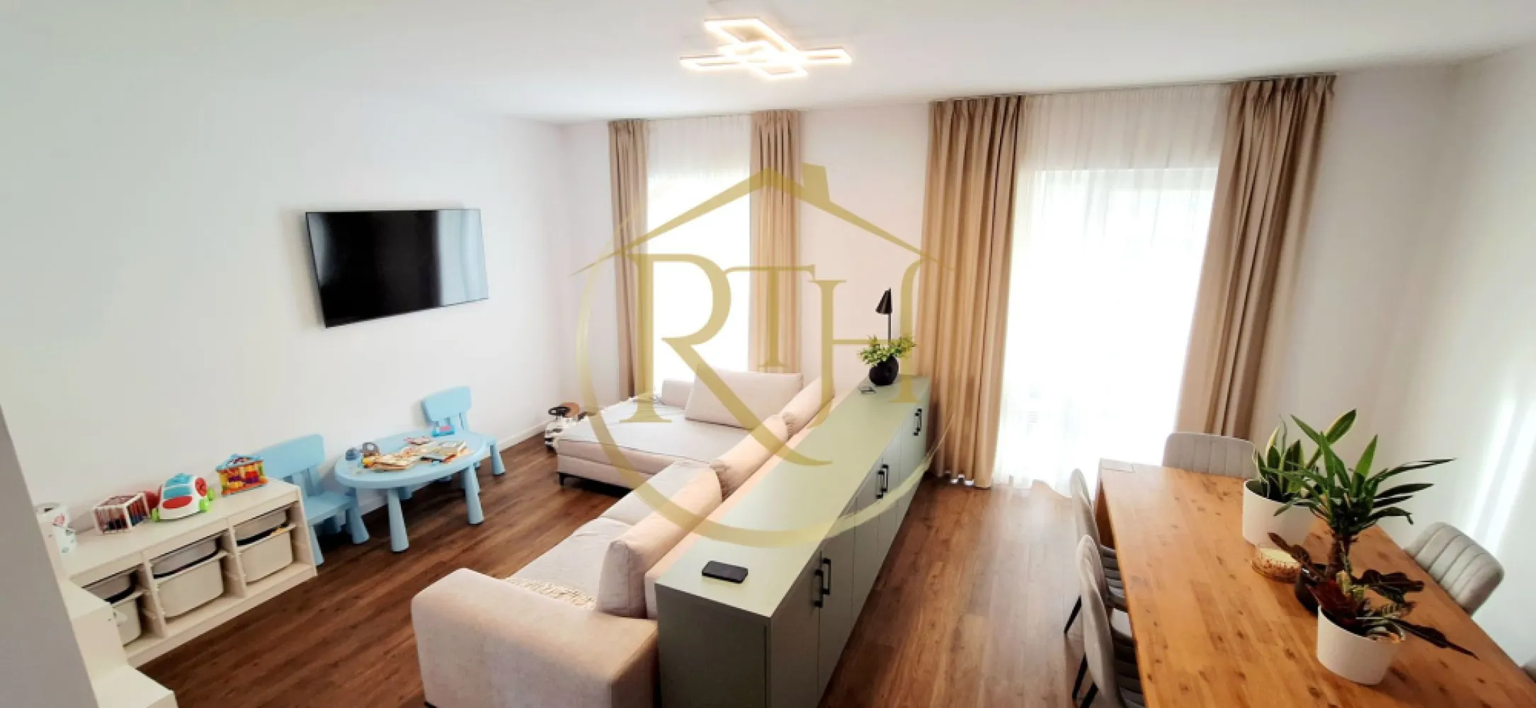 Oferim spre vanzare Casa tip Duplex, situata in Giroc in apropiere de DAF - Oferim spre vânzare o casă tip duplex modernă, finalizată în 2025, proiectată pentru confort, funcționalitate și un stil de viață liniștit. Proprietatea este situată într-o zonă în dezvoltare, cu acces facil către principalele puncte de interes, fiind ideală atât pentru o familie, cât și pentru cei care își doresc un cămin bine construit, eficient și durabil.

Locuința are o suprafață utilă de 101 mp (120 mp construiți) și este amplasată pe un teren de 250 mp, beneficiind de acces auto și o curte amenajată complet cu pavaj, gazon și foraj de apă. Casa este construită pe structură solidă, cu placă de beton, pod izolat, acoperiș din țiglă și materiale premium utilizate în toate etapele de execuție.
Compartimentarea este una practică și aerisită. Parterul cuprinde un living generos, luminat natural, cu zonă de dining și acces direct către terasa din spate care are suprafata de 15 mp si este acoperita, ideală pentru momente de relaxare. Bucătăria este separată, complet mobilată și utilată, iar la acest nivel se află și o baie de serviciu. Etajul este dedicat zonei de odihnă, cu trei dormitoare bine proporționate și o baie principală spațioasă. Podul poate fi utilizat ca spațiu suplimentar de depozitare.
Confortul termic este asigurat prin încălzire în pardoseală, iar finisajele sunt premium, incluzând parchet SPC rezistent la zgârieturi, apă și trafic intens. Locuința se vinde mobilată și utilată exact ca în imagini, cu mobilier realizat la comandă, exceptând masa din zona de dining și televizorul din living. Bucătăria este echipată cu electrocasnice moderne: frigider big size de 508 l, mașină de spălat vase, mașină de spălat rufe, cuptor, aragaz, hotă și cuptor cu microunde, toate încorporate. Ferestrele sunt tripan și sunt prevăzute cu rulouri și plase antiinsecte. Proprietatea dispune de fosa septică de 1600 litri și are toate utilitățile, cu excepția canalizării.

Prețul de vânzare este de 192.000 euro, foarte ușor negociabil. Nu se percepe comision agenție.
Proprietate reprezentată de RealTimHouse.ro – Un pas spre un loc doar al tău!