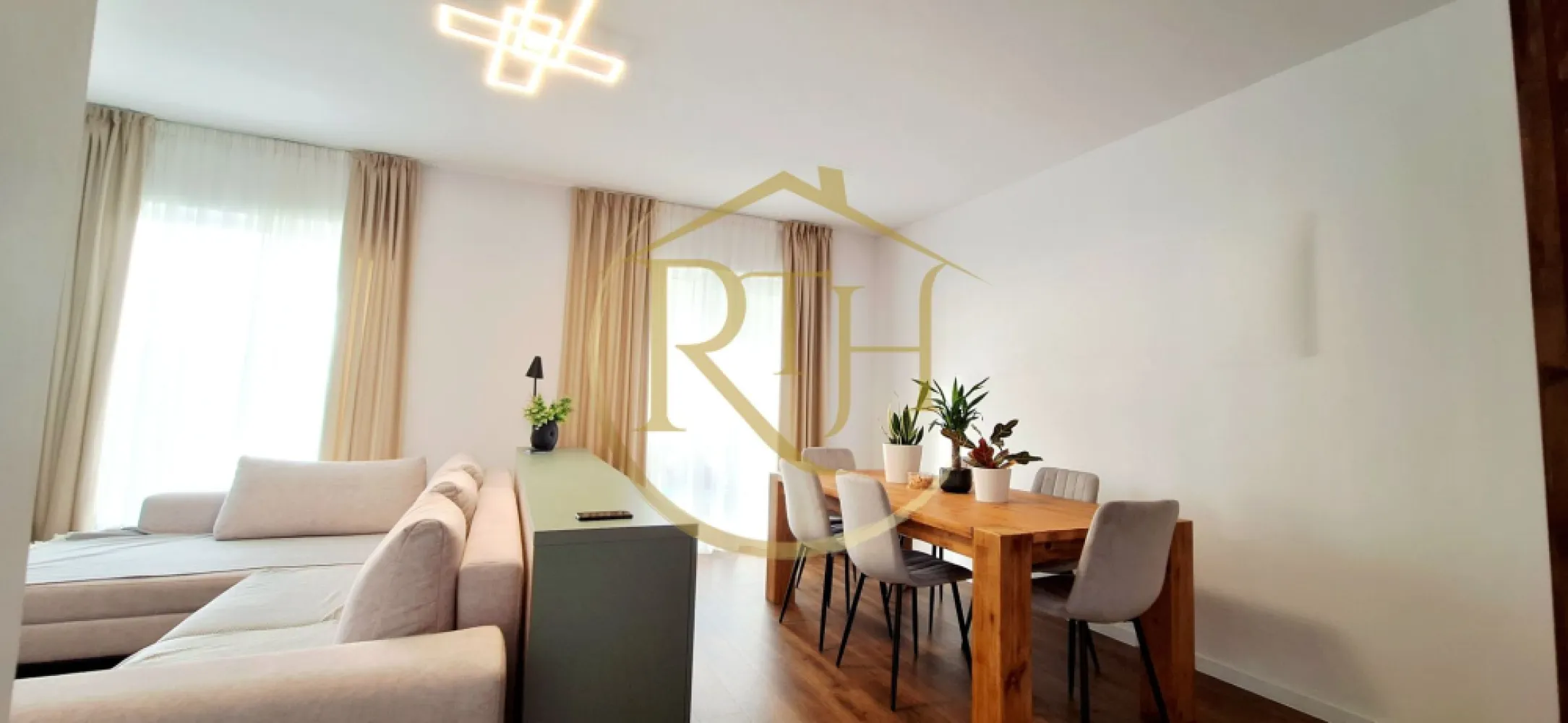 Oferim spre vanzare Casa tip Duplex, situata in Giroc in apropiere de DAF - Oferim spre vânzare o casă tip duplex modernă, finalizată în 2025, proiectată pentru confort, funcționalitate și un stil de viață liniștit. Proprietatea este situată într-o zonă în dezvoltare, cu acces facil către principalele puncte de interes, fiind ideală atât pentru o familie, cât și pentru cei care își doresc un cămin bine construit, eficient și durabil.

Locuința are o suprafață utilă de 101 mp (120 mp construiți) și este amplasată pe un teren de 250 mp, beneficiind de acces auto și o curte amenajată complet cu pavaj, gazon și foraj de apă. Casa este construită pe structură solidă, cu placă de beton, pod izolat, acoperiș din țiglă și materiale premium utilizate în toate etapele de execuție.
Compartimentarea este una practică și aerisită. Parterul cuprinde un living generos, luminat natural, cu zonă de dining și acces direct către terasa din spate care are suprafata de 15 mp si este acoperita, ideală pentru momente de relaxare. Bucătăria este separată, complet mobilată și utilată, iar la acest nivel se află și o baie de serviciu. Etajul este dedicat zonei de odihnă, cu trei dormitoare bine proporționate și o baie principală spațioasă. Podul poate fi utilizat ca spațiu suplimentar de depozitare.
Confortul termic este asigurat prin încălzire în pardoseală, iar finisajele sunt premium, incluzând parchet SPC rezistent la zgârieturi, apă și trafic intens. Locuința se vinde mobilată și utilată exact ca în imagini, cu mobilier realizat la comandă, exceptând masa din zona de dining și televizorul din living. Bucătăria este echipată cu electrocasnice moderne: frigider big size de 508 l, mașină de spălat vase, mașină de spălat rufe, cuptor, aragaz, hotă și cuptor cu microunde, toate încorporate. Ferestrele sunt tripan și sunt prevăzute cu rulouri și plase antiinsecte. Proprietatea dispune de fosa septică de 1600 litri și are toate utilitățile, cu excepția canalizării.

Prețul de vânzare este de 192.000 euro, foarte ușor negociabil. Nu se percepe comision agenție.
Proprietate reprezentată de RealTimHouse.ro – Un pas spre un loc doar al tău!