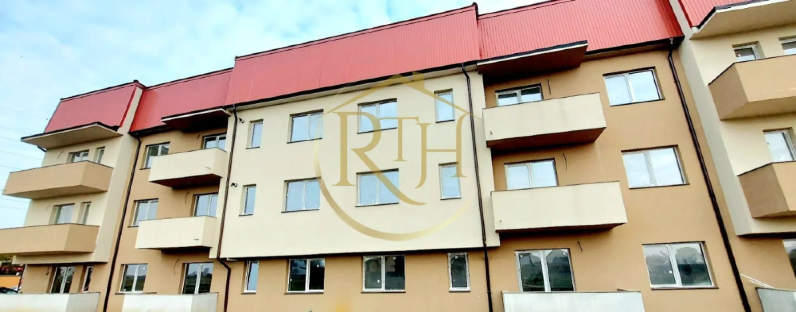 Oferim spre vanzare apartamente cu 2 camere, Direct de la Dezvoltator, Giroc - Avem deosebita placere de a va oferi spre vanzare, dezvoltator Carpati Residence Giroc, aparamente cu 2 camere decomandate si open space, situate in cel mai nou complex rezidential din Giroc, complex in plina dezvoltare . 
Apartamentele se predau la cheie, finisaje de lux de cea mai buna calitate si compartimentare eficienta care satisface toate nevoile clientilor nostri ( apartamente decomandate sau open space ), spatiile sunt generoase si cu multa lumina naturala.
Complexul Carpati Residence se afla in Giroc in apropiere de Parcul de Role, magazine si supermarket.uri precum, Profi, , Lidl, Mega, sali se sport, Scoli, Gradinite, mijloc de transport in comun si multe altele .
Constructia este din caramida poroterm, izolatie eficienta, geamuri termopan, iar confortul termic este asigurat cu ajutorul centralei pe gaz si incalzire in pardoseala .
Suprafata utila a apartamentelor este de 52 mp pentru cele open space si 53 mp pentru cele decomandate .
Locuitorii complexului Carpati Residence beneficieaza la achizitionarea unui apartament si de un loc de parcare GRATUIT, in zona se regasesc locuri de joaca pentru copii, parcuri, iluminat stradal etc .
Acceptăm orice tip de credit bancar şi oferim GRATUIT consultanţă în vederea obţinerii unui credit pentru achiziţionarea imediată a unui apartament din complexul Carpati Residence Giroc . 
Proprietatre reprezentata de RealTimHouse.ro . Un pas spre un loc doar al tau !
Va asteptam cu drag la o vizionare . 
Preturile incep de la : 85000 euro pentru cele cu 2 camere si de la 88000 la cele cu 3 camere ,nu se plateste comision agentie.