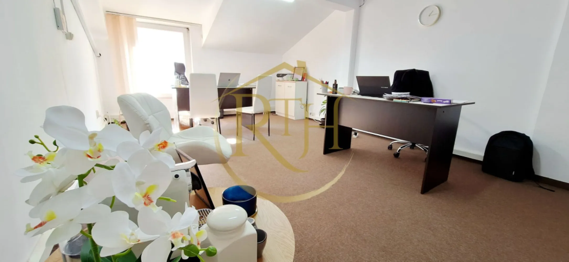 Oferim spre inchiriere spatii pentru birouri, zona Soarelui, parcare privata - Oferim spre închiriere spații pentru birouri situate în zona Soarelui, în imediata apropiere de Sud Plaza, într-o clădire destinată activităților office. Spațiile sunt amplasate la etajul 1 și beneficiază de acces facil, atât pietonal, cât și auto. Clădirea dispune de parcare privată în curte, acces auto controlat prin barieră, grupuri sanitare și bucătărie comună, oferind toate condițiile necesare desfășurării unei activități profesionale.

Sunt disponibile birouri cu suprafețe de 13 mp, 15 mp, 25 mp, 26 mp, 27 mp și 28 mp, ideale pentru firme de contabilitate, IT, arhitectură, consultanță sau alte activități ce necesită un spațiu compact, eficient și accesibil. Construcția asigură un mediu de lucru plăcut, costurile de întreținere fiind reduse.

Prețul de închiriere este de 10 euro/mp + TVA, cu o garanție echivalentă unei luni de chirie. Se percepe comision agenție.
Proprietate reprezentată în exclusivitate de RealTimHouse.ro – Un pas spre un loc doar al tău!