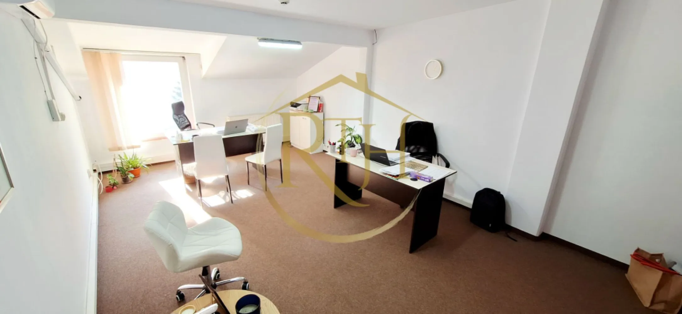 Oferim spre inchiriere spatii pentru birouri, zona Soarelui, parcare privata - Oferim spre închiriere spații pentru birouri situate în zona Soarelui, în imediata apropiere de Sud Plaza, într-o clădire destinată activităților office. Spațiile sunt amplasate la etajul 1 și beneficiază de acces facil, atât pietonal, cât și auto. Clădirea dispune de parcare privată în curte, acces auto controlat prin barieră, grupuri sanitare și bucătărie comună, oferind toate condițiile necesare desfășurării unei activități profesionale.

Sunt disponibile birouri cu suprafețe de 13 mp, 15 mp, 25 mp, 26 mp, 27 mp și 28 mp, ideale pentru firme de contabilitate, IT, arhitectură, consultanță sau alte activități ce necesită un spațiu compact, eficient și accesibil. Construcția asigură un mediu de lucru plăcut, costurile de întreținere fiind reduse.

Prețul de închiriere este de 10 euro/mp + TVA, cu o garanție echivalentă unei luni de chirie. Se percepe comision agenție.
Proprietate reprezentată în exclusivitate de RealTimHouse.ro – Un pas spre un loc doar al tău!