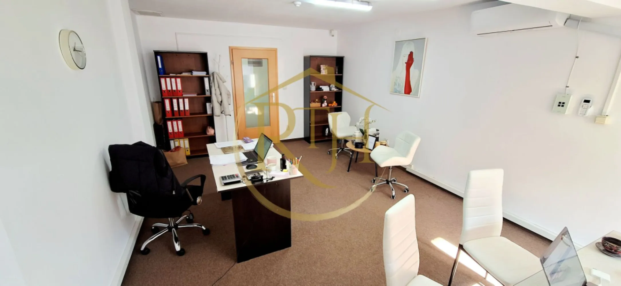 Oferim spre inchiriere spatii pentru birouri, zona Soarelui, parcare privata - Oferim spre închiriere spații pentru birouri situate în zona Soarelui, în imediata apropiere de Sud Plaza, într-o clădire destinată activităților office. Spațiile sunt amplasate la etajul 1 și beneficiază de acces facil, atât pietonal, cât și auto. Clădirea dispune de parcare privată în curte, acces auto controlat prin barieră, grupuri sanitare și bucătărie comună, oferind toate condițiile necesare desfășurării unei activități profesionale.

Sunt disponibile birouri cu suprafețe de 13 mp, 15 mp, 25 mp, 26 mp, 27 mp și 28 mp, ideale pentru firme de contabilitate, IT, arhitectură, consultanță sau alte activități ce necesită un spațiu compact, eficient și accesibil. Construcția asigură un mediu de lucru plăcut, costurile de întreținere fiind reduse.

Prețul de închiriere este de 10 euro/mp + TVA, cu o garanție echivalentă unei luni de chirie. Se percepe comision agenție.
Proprietate reprezentată în exclusivitate de RealTimHouse.ro – Un pas spre un loc doar al tău!