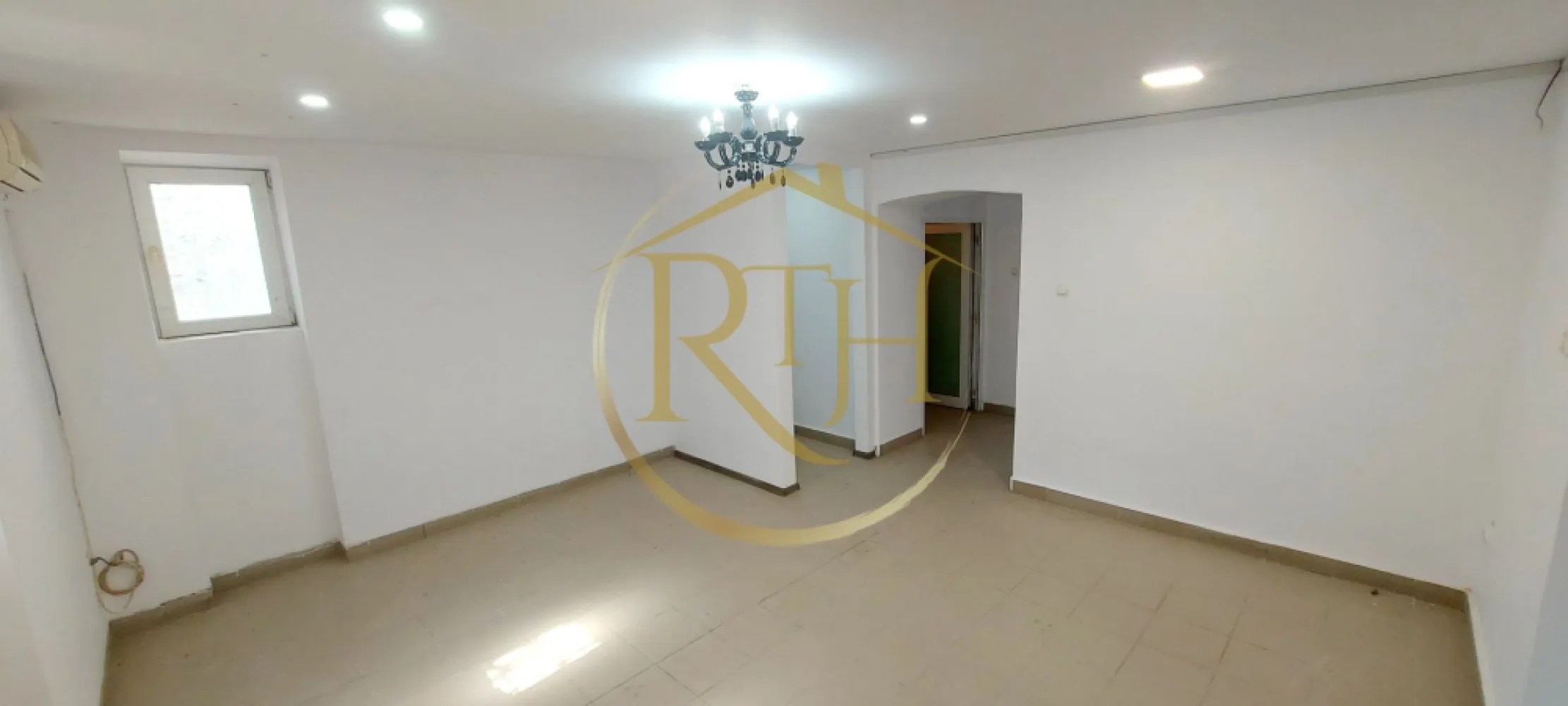 Se inchiriaza spatiu comercial situat in apropiere de Piata 700 si Piata Unirii - Spațiu comercial multifuncțional de închiriat – zonă centrala, Timișoara

Oferim spre închiriere un spațiu pentru alte destinații (SAD), amplasat excelent în zona centrală a Timișoarei, la doar câțiva pași de Piața 700, Piața Unirii și Piața Libertății, într-o zonă cu vad pietonal și rutier intens.
Spațiul are o suprafață totală de 77 mp și este compartimentat eficient în 4 încăperi, un grup sanitar, spațiu de depozitare și acces la o terasă. În fața clădirii există loc de parcare privat, asigurând acces facil atât pentru personal, cât și pentru clienți.
Confortul termic este asigurat prin centrală proprie și două aparate de aer condiționat, care acoperă uniform întreaga suprafață.
Proprietatea se închiriază nemobilată, oferind astfel flexibilitate în amenajare și posibilitatea de personalizare în funcție de specificul activității. Datorită amplasării și compartimentării, spațiul este ideal pentru salon de înfrumusețare, cabinet medical, cabinet veterinar, birouri, spațiu administrativ sau alte activități comerciale și de servicii.

Preț: 750 euro/lună + garanție 750 euro + comision agenție
Proprietate reprezentată de RealTimHouse.ro – Un pas spre un loc doar al tău!
