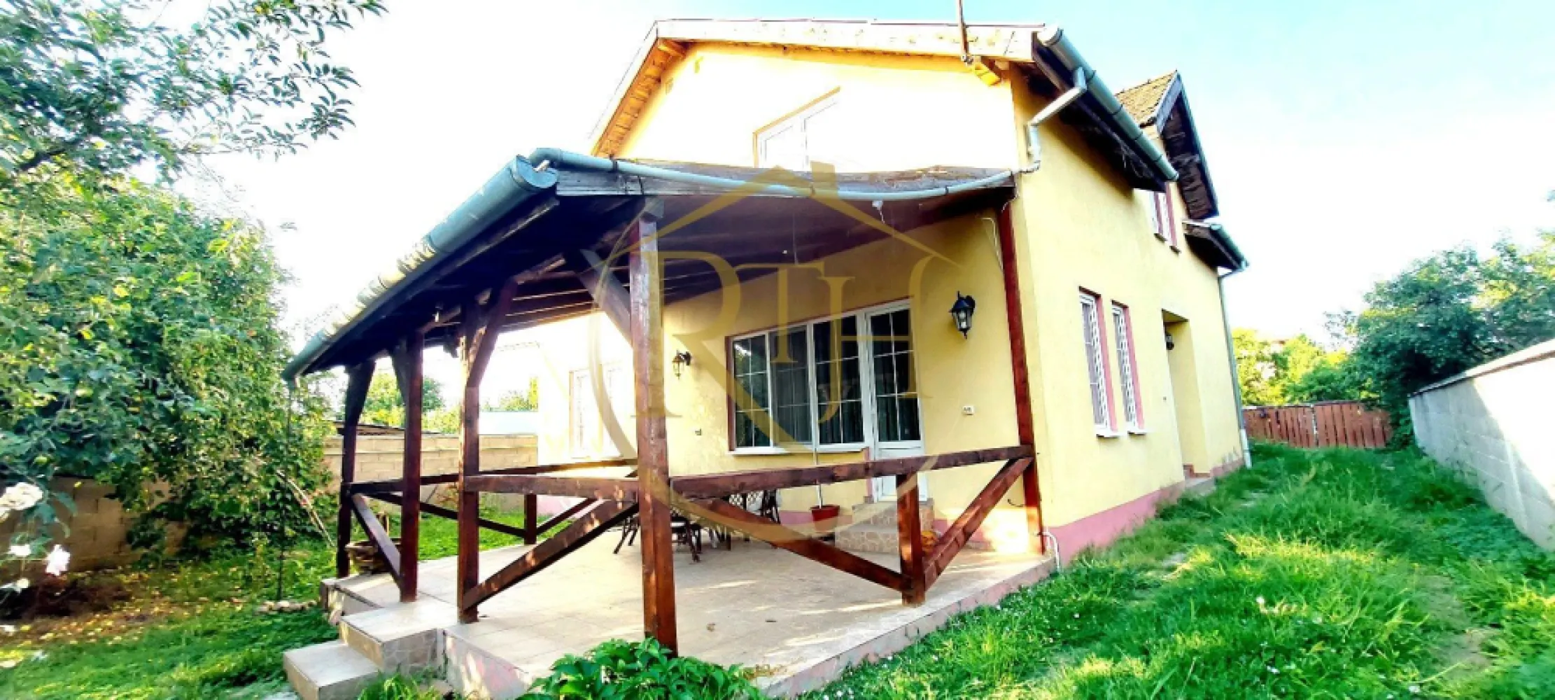 Oferim spre vanzare casa, 6camere, 162mp utili,809mp teren,in Giroc 0% Comision - Oferim spre vânzare o casă individuală spațioasă, situată în Giroc, pe strada Bârzava, în vatra satului, aproape de supermarket, școală, grădiniță, biserică și cu acces facil la Centura Sud.

Construită în 2007, casa are un regim de înălțime P+M și este realizată din cărămidă, cu acoperiș din țiglă. Si izolatie termica . Compartimentarea este ideală pentru o familie numeroasă sau pentru două generații, având 6 camere, 2 băi, 2 bucătării, dressing, cameră tehnică, spații de depozitare și beci. De asemenea, beneficiază de două garaje cu acces direct în casă și două terase generoase, perfecte pentru relaxare, terasa de jos are suprafata de 22 mp, iar terasa de la etaj are suprafata de 43 mp. Accesul in casa se poate face si separat, casa avand si intrare separata pentru partea de sus . 
Terenul aferent are o suprafață de 809 mp și include o curte frumos si livada cu pomi fructiferi, mult spațiu verde și un loc de grătar. Casa este dotată cu geamuri termopan, gresie, faianță, parchet și climatizare. Sistemul de încălzire poate fi asigurat atât de centrala termică pe gaz, cât și de centrala pe lemne.
Accesul se face pe un drum de servitute trecut in acte, care deserveste cele 2 proprietati, casa de la strada si aceasta casa . 
Suprafața utilă a casei este de 162 mp, iar locuința se vinde semimobilată și utilată. 
Se acceptă atât plata cash, cât și prin credit ipotecar. Oferim consultanță gratuită pentru obținerea unui credit prin brokerul nostru, ajutându-vă să găsiți cea mai avantajoasă soluție de finanțare.

Prețul este de 199.000 euro(se poate vinde cu o suprafata de 809 mp la prete 227000 euro), ușor negociabil, fără comision de agenție. 
Proprietatea este reprezentată exclusiv de RealTimHouse.ro – Un pas spre un loc doar al tău! 
Pentru mai multe detalii și programarea unei vizionări, nu ezitați să ne contactați la numărul din anunț.
