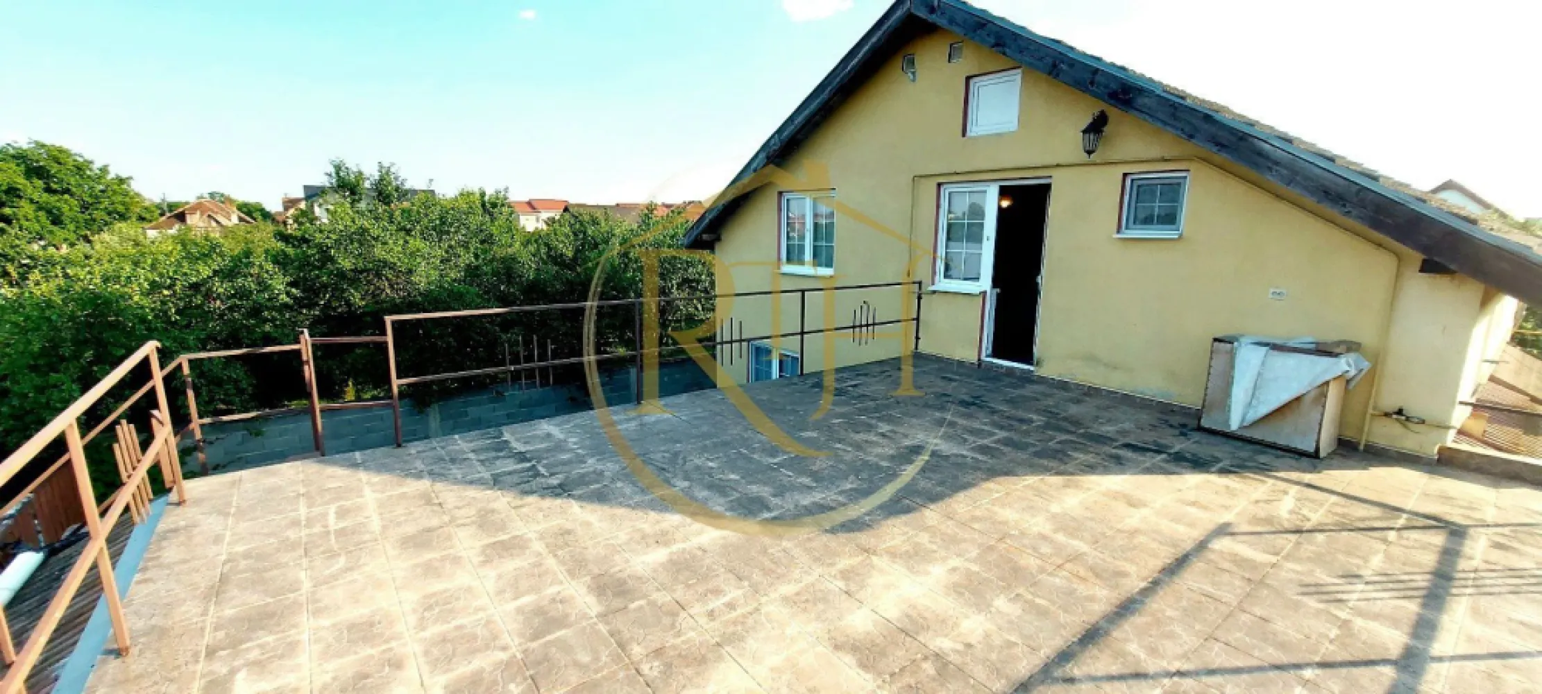 Oferim spre vanzare casa, 6camere, 162mp utili,809mp teren,in Giroc 0% Comision - Oferim spre vânzare o casă individuală spațioasă, situată în Giroc, pe strada Bârzava, în vatra satului, aproape de supermarket, școală, grădiniță, biserică și cu acces facil la Centura Sud.

Construită în 2007, casa are un regim de înălțime P+M și este realizată din cărămidă, cu acoperiș din țiglă. Si izolatie termica . Compartimentarea este ideală pentru o familie numeroasă sau pentru două generații, având 6 camere, 2 băi, 2 bucătării, dressing, cameră tehnică, spații de depozitare și beci. De asemenea, beneficiază de două garaje cu acces direct în casă și două terase generoase, perfecte pentru relaxare, terasa de jos are suprafata de 22 mp, iar terasa de la etaj are suprafata de 43 mp. Accesul in casa se poate face si separat, casa avand si intrare separata pentru partea de sus . 
Terenul aferent are o suprafață de 809 mp și include o curte frumos si livada cu pomi fructiferi, mult spațiu verde și un loc de grătar. Casa este dotată cu geamuri termopan, gresie, faianță, parchet și climatizare. Sistemul de încălzire poate fi asigurat atât de centrala termică pe gaz, cât și de centrala pe lemne.
Accesul se face pe un drum de servitute trecut in acte, care deserveste cele 2 proprietati, casa de la strada si aceasta casa . 
Suprafața utilă a casei este de 162 mp, iar locuința se vinde semimobilată și utilată. 
Se acceptă atât plata cash, cât și prin credit ipotecar. Oferim consultanță gratuită pentru obținerea unui credit prin brokerul nostru, ajutându-vă să găsiți cea mai avantajoasă soluție de finanțare.

Prețul este de 199.000 euro(se poate vinde cu o suprafata de 809 mp la prete 227000 euro), ușor negociabil, fără comision de agenție. 
Proprietatea este reprezentată exclusiv de RealTimHouse.ro – Un pas spre un loc doar al tău! 
Pentru mai multe detalii și programarea unei vizionări, nu ezitați să ne contactați la numărul din anunț.
