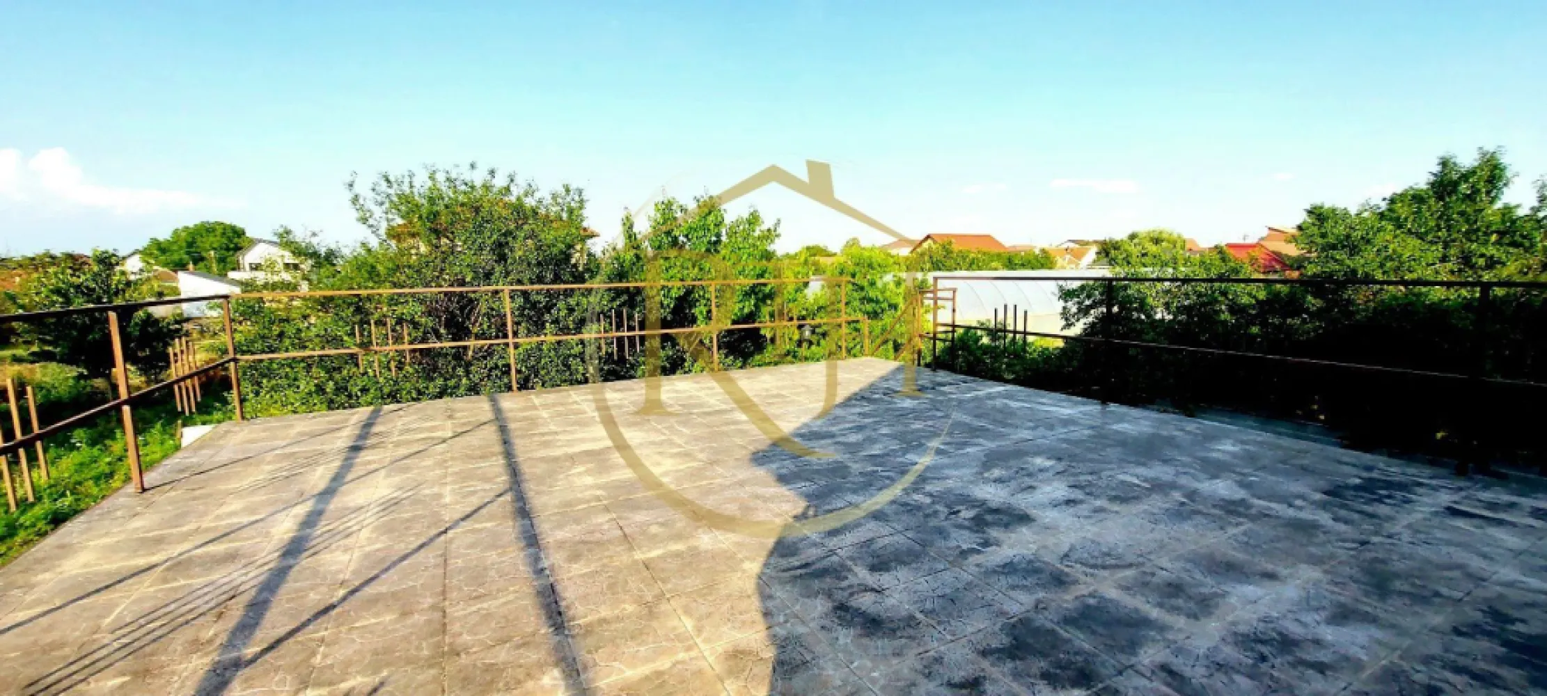 Oferim spre vanzare casa, 6camere, 162mp utili,809mp teren,in Giroc 0% Comision - Oferim spre vânzare o casă individuală spațioasă, situată în Giroc, pe strada Bârzava, în vatra satului, aproape de supermarket, școală, grădiniță, biserică și cu acces facil la Centura Sud.

Construită în 2007, casa are un regim de înălțime P+M și este realizată din cărămidă, cu acoperiș din țiglă. Si izolatie termica . Compartimentarea este ideală pentru o familie numeroasă sau pentru două generații, având 6 camere, 2 băi, 2 bucătării, dressing, cameră tehnică, spații de depozitare și beci. De asemenea, beneficiază de două garaje cu acces direct în casă și două terase generoase, perfecte pentru relaxare, terasa de jos are suprafata de 22 mp, iar terasa de la etaj are suprafata de 43 mp. Accesul in casa se poate face si separat, casa avand si intrare separata pentru partea de sus . 
Terenul aferent are o suprafață de 809 mp și include o curte frumos si livada cu pomi fructiferi, mult spațiu verde și un loc de grătar. Casa este dotată cu geamuri termopan, gresie, faianță, parchet și climatizare. Sistemul de încălzire poate fi asigurat atât de centrala termică pe gaz, cât și de centrala pe lemne.
Accesul se face pe un drum de servitute trecut in acte, care deserveste cele 2 proprietati, casa de la strada si aceasta casa . 
Suprafața utilă a casei este de 162 mp, iar locuința se vinde semimobilată și utilată. 
Se acceptă atât plata cash, cât și prin credit ipotecar. Oferim consultanță gratuită pentru obținerea unui credit prin brokerul nostru, ajutându-vă să găsiți cea mai avantajoasă soluție de finanțare.

Prețul este de 199.000 euro(se poate vinde cu o suprafata de 809 mp la prete 227000 euro), ușor negociabil, fără comision de agenție. 
Proprietatea este reprezentată exclusiv de RealTimHouse.ro – Un pas spre un loc doar al tău! 
Pentru mai multe detalii și programarea unei vizionări, nu ezitați să ne contactați la numărul din anunț.