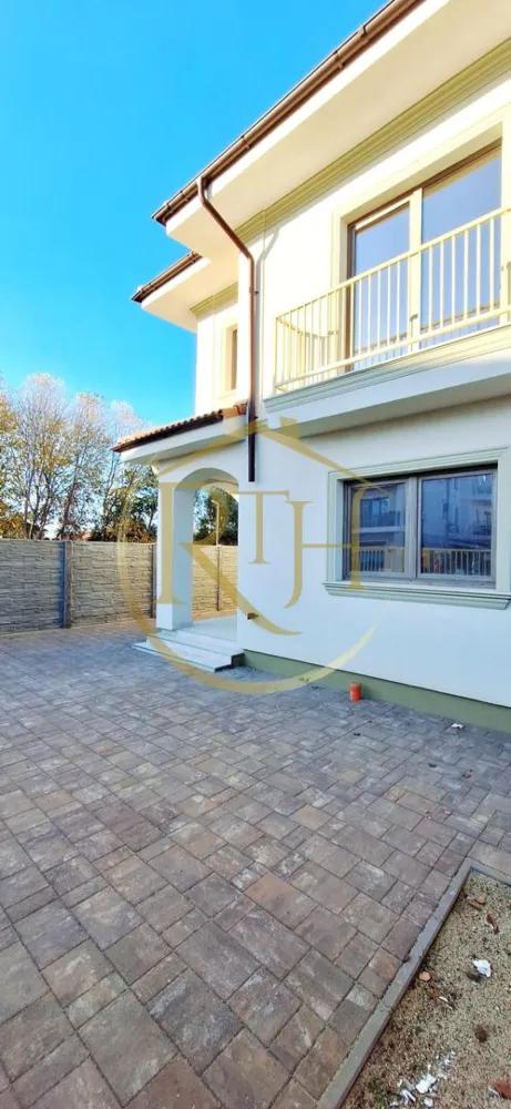 Oferim spre vanzare casa-duplex cu 4 camere si 3 bai situata in Giroc - Casă tip duplex cu 4 camere în Giroc – finisaje premium, zonă liniștită

Se oferă spre vânzare o casă tip duplex, cu 4 camere și 3 băi, situată în Giroc, în Vatra Veche, într-o zonă liniștită, departe de agitația orașului, dar aproape de toate punctele de interes – mijloace de transport în comun, școală, liceu, grădiniță, biserică, parcuri, magazine și supermarketuri.
Proprietatea are regim de înălțime parter plus etaj și este compartimentată astfel: la parter se află un living spațios cu ieșire pe terasa din spate și curte, o bucătărie separată și luminoasă, o baie de serviciu și holul de acces. Etajul este compus din trei dormitoare, dintre care unul matrimonial cu baie proprie și balcon, o baie principală pe hol și accesul către pod. Podul este realizat cu placă de beton și izolație termică, oferind un spațiu suplimentar de depozitare.
Casa este construită din cărămidă Porotherm, are acoperiș din țiglă și finisaje de înaltă calitate. Confortul termic este asigurat de centrala termică pe gaz și încălzirea în pardoseală. Suprafața utilă este de 126 mp, terasa are aproximativ 10 mp, iar terenul aferent proprietății are o suprafață totală de 333 mp. Imobilul dispune de toate utilitățile – apă, gaz, curent și canalizare – și este finalizat în proporție de 95%, fiind pregătit să-și primească noii proprietari.

Prețul este de 209.990 euro, iar comisionul este 0% pentru cumpărător.
Vizionare online : https://youtu.be/DJaQ_KoOEfo?feature=shared
Proprietate reprezentată de RealTimHouse.ro – Un pas spre un loc doar al tău!