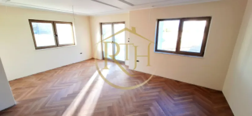 Oferim spre vanzare casa-duplex cu 4 camere si 3 bai situata in Giroc