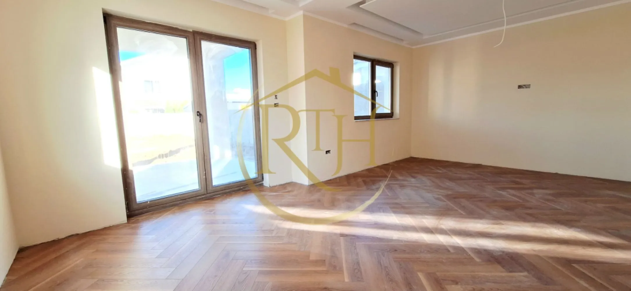 Oferim spre vanzare casa-duplex cu 4 camere si 3 bai situata in Giroc - Casă tip duplex cu 4 camere în Giroc – finisaje premium, zonă liniștită

Se oferă spre vânzare o casă tip duplex, cu 4 camere și 3 băi, situată în Giroc, în Vatra Veche, într-o zonă liniștită, departe de agitația orașului, dar aproape de toate punctele de interes – mijloace de transport în comun, școală, liceu, grădiniță, biserică, parcuri, magazine și supermarketuri.
Proprietatea are regim de înălțime parter plus etaj și este compartimentată astfel: la parter se află un living spațios cu ieșire pe terasa din spate și curte, o bucătărie separată și luminoasă, o baie de serviciu și holul de acces. Etajul este compus din trei dormitoare, dintre care unul matrimonial cu baie proprie și balcon, o baie principală pe hol și accesul către pod. Podul este realizat cu placă de beton și izolație termică, oferind un spațiu suplimentar de depozitare.
Casa este construită din cărămidă Porotherm, are acoperiș din țiglă și finisaje de înaltă calitate. Confortul termic este asigurat de centrala termică pe gaz și încălzirea în pardoseală. Suprafața utilă este de 126 mp, terasa are aproximativ 10 mp, iar terenul aferent proprietății are o suprafață totală de 333 mp. Imobilul dispune de toate utilitățile – apă, gaz, curent și canalizare – și este finalizat în proporție de 95%, fiind pregătit să-și primească noii proprietari.

Prețul este de 209.990 euro, iar comisionul este 0% pentru cumpărător.
Vizionare online : https://youtu.be/DJaQ_KoOEfo?feature=shared
Proprietate reprezentată de RealTimHouse.ro – Un pas spre un loc doar al tău!