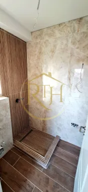 Oferim spre vanzare casa-duplex cu 4 camere si 3 bai situata in Giroc