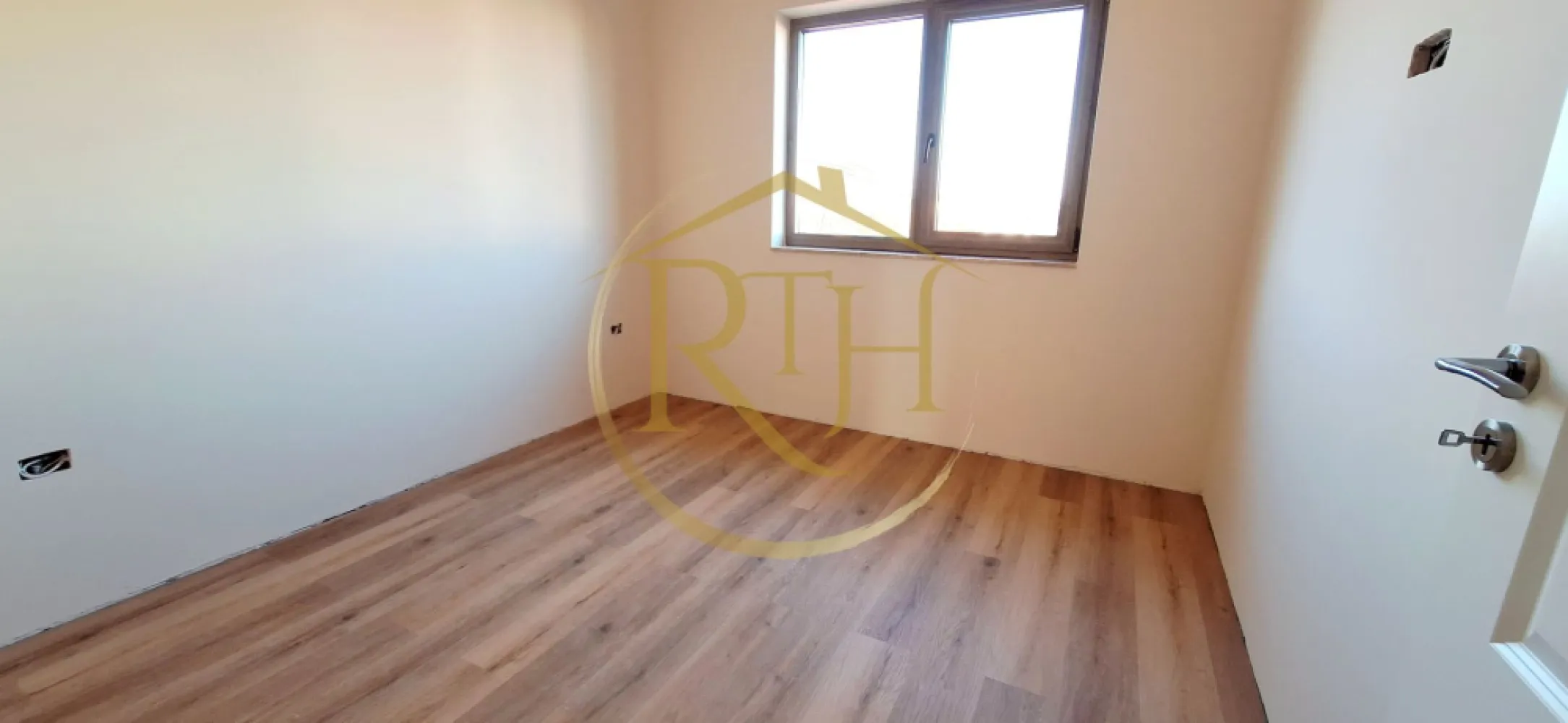 Oferim spre vanzare casa-duplex cu 4 camere si 3 bai situata in Giroc