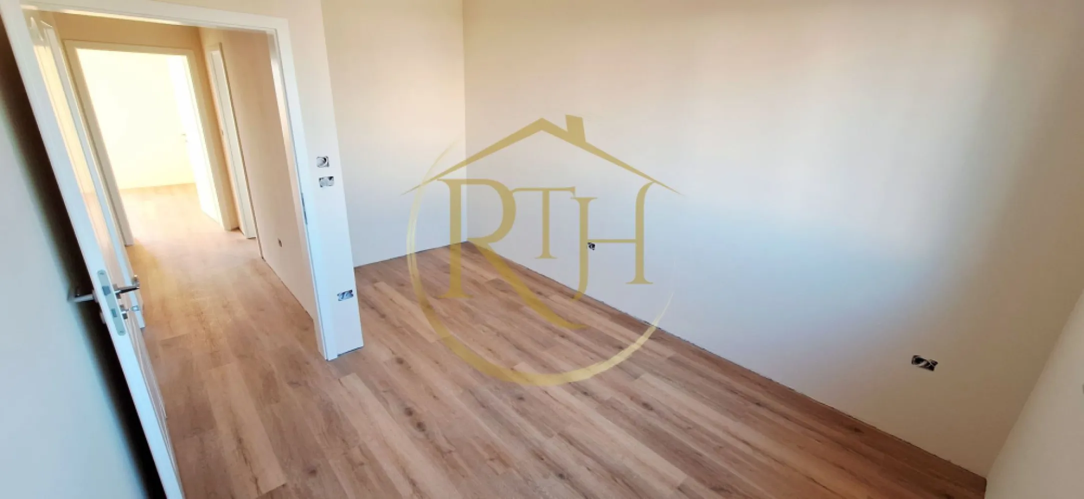Oferim spre vanzare casa-duplex cu 4 camere si 3 bai situata in Giroc