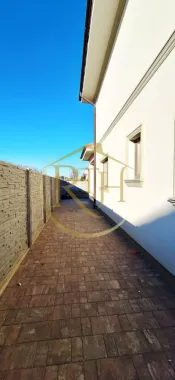 Oferim spre vanzare casa-duplex cu 4 camere si 3 bai situata in Giroc