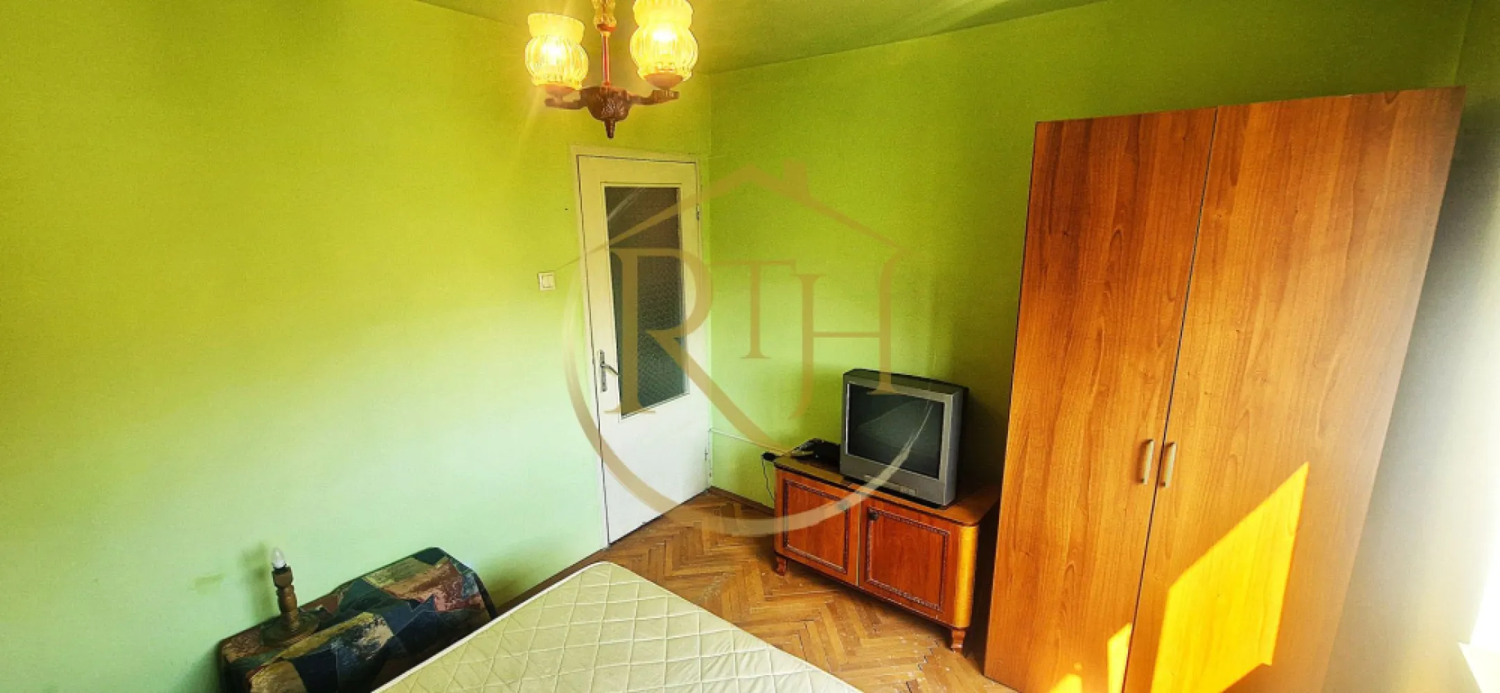 Apartament cu 2 camere de vânzare – Zona Olimpia, Timișoara - Oferim spre vanzare un apartament cu 2 camere, situat în zona Olimpia, una dintre cele mai căutate și mai dinamice locații din Timișoara. Această proprietate reprezintă o alegere excelentă atât pentru locuit, cât și pentru investiție, datorită accesului facil către toate punctele de interes ale orașului și a infrastructurii urbane complet dezvoltate.

Caracteristici generale:

Suprafață utilă: 48 mp
Balcon: 4 mp, potrivit pentru relaxare sau spațiu de depozitare suplimentar
Compartimentare: semidecomandat, optim gândit pentru confort și funcționalitate
Etaj: 4 dintr-un bloc cu acoperiș, foarte bine izolat termic

Împărțire interioară:

hol de acces
bucătărie luminoasă
living generos, cu acces spre balcon
hol secundar
dormitor confortabil
baie

Stare apartament:

Apartamentul este locuibil imediat, fiind vândut complet mobilat și utilat conform fotografiilor. Totuși, pentru cei care își doresc un ambient modern și personalizat, există posibilitatea efectuării unor mici renovări și îmbunătățiri, transformând astfel această proprietate într-un cămin adaptat propriului stil de viață.

Eficiență energetică și confort termic:

Un avantaj important al acestei proprietăți este faptul că, înainte de montarea acoperișului, tavanul apartamentului a fost izolat suplimentar. Această îmbunătățire contribuie la:
reducerea pierderilor de căldură în sezonul rece
menținerea unei temperaturi plăcute pe timpul verii
costuri mai mici de întreținere și consum energetic optimizat

Astfel, apartamentul oferă nu doar un confort sporit, ci și un avantaj financiar pe termen lung.

Zona Olimpia – un punct strategic în Timișoara:

Zona Olimpia este una dintre cele mai bine cotate locații din oraș, recunoscută pentru dinamism, conectivitate și acces rapid către cele mai importante obiective:
Instituții și centre importante: Centrul Regional de Afaceri, Sala „Constantin Jude”, Spitalul Județean, Facultatea de Drept
Sport și recreere: Stadionul „Dan Păltinișanu”, Baza Sportivă 2 Politehnica, Parcul Karlsruhe, Piața Volantă
Educație: Liceul de Muzică, școli și grădinițe în apropiere
Comerț și servicii: supermarketuri Lidl și Profi, farmacii, clinici medicale, bănci, magazine diverse
Restaurante și unități de cazare: Sabres, McDonald’s, Hotel Boavista
Transport: acces rapid la mijloacele de transport în comun (stații la doar 2 minute de mers pe jos) și conexiune facilă către toate zonele orașului
Facilități suplimentare: autogara Normandia, numeroase cafenele și spații de agrement
Această poziționare excelentă face ca apartamentul să fie ideal atât pentru locuire proprie, cât și pentru închiriere, datorită cererii ridicate din zonă.

Preț și condiții de vânzare:

Preț de vânzare: 90.000 € (ușor negociabil)

Avantaj major: NU se percepe comision de agenție

Puncte forte ale proprietății:

Locație premium – una dintre cele mai bine conectate zone ale Timișoarei
Apartament locuibil imediat, cu potențial de modernizare
Izolație termică suplimentară la tavan, realizată înaintea montării acoperișului
Eficiență energetică ridicată și cheltuieli reduse
Compartimentare practică și balcon
Acces la instituții, centre medicale, educaționale și de agrement

Proprietate reprezentata in exclusivitate de RealTimHouse .ro . Un pas spre un loc doar al tau!