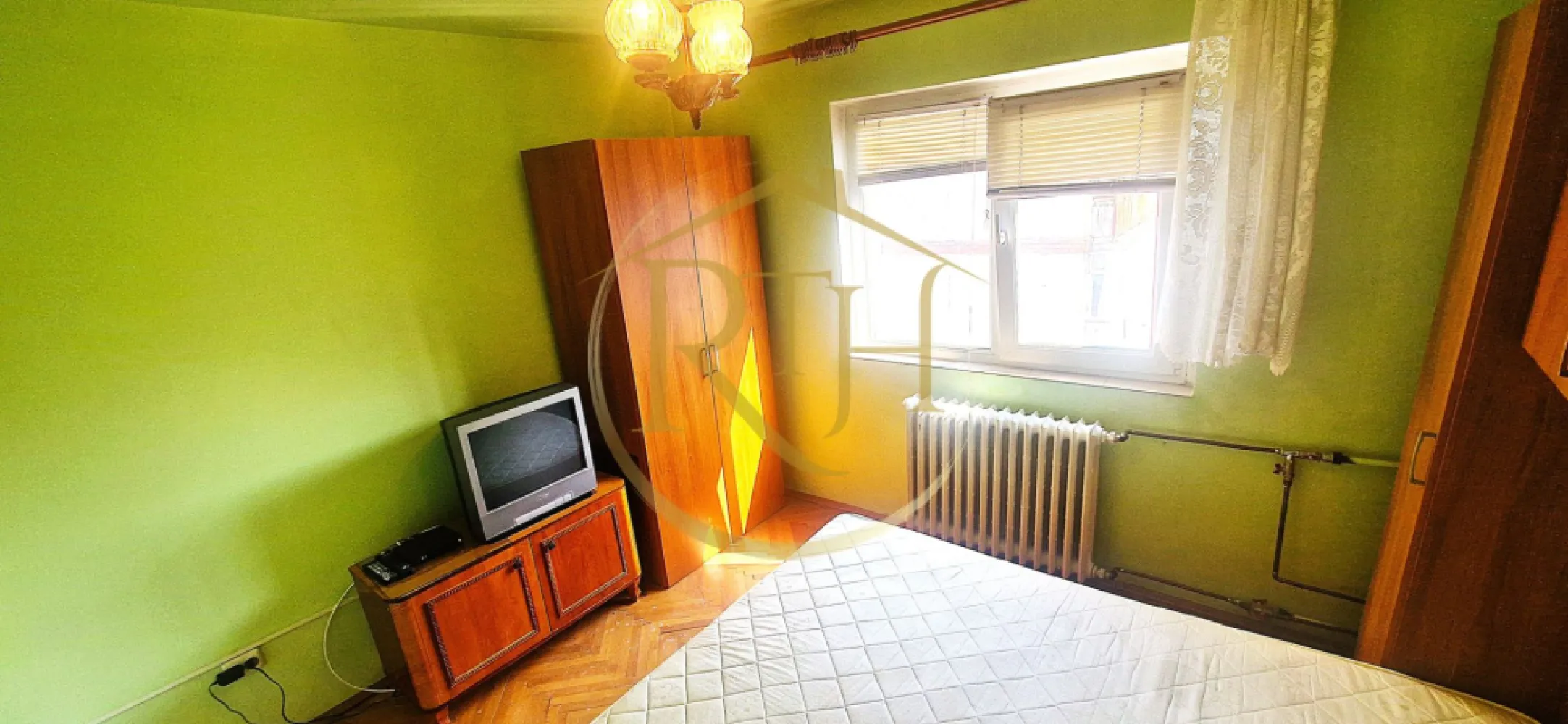 Apartament cu 2 camere de vânzare – Zona Olimpia, Timișoara - Oferim spre vanzare un apartament cu 2 camere, situat în zona Olimpia, una dintre cele mai căutate și mai dinamice locații din Timișoara. Această proprietate reprezintă o alegere excelentă atât pentru locuit, cât și pentru investiție, datorită accesului facil către toate punctele de interes ale orașului și a infrastructurii urbane complet dezvoltate.

Caracteristici generale:

Suprafață utilă: 48 mp
Balcon: 4 mp, potrivit pentru relaxare sau spațiu de depozitare suplimentar
Compartimentare: semidecomandat, optim gândit pentru confort și funcționalitate
Etaj: 4 dintr-un bloc cu acoperiș, foarte bine izolat termic

Împărțire interioară:

hol de acces
bucătărie luminoasă
living generos, cu acces spre balcon
hol secundar
dormitor confortabil
baie

Stare apartament:

Apartamentul este locuibil imediat, fiind vândut complet mobilat și utilat conform fotografiilor. Totuși, pentru cei care își doresc un ambient modern și personalizat, există posibilitatea efectuării unor mici renovări și îmbunătățiri, transformând astfel această proprietate într-un cămin adaptat propriului stil de viață.

Eficiență energetică și confort termic:

Un avantaj important al acestei proprietăți este faptul că, înainte de montarea acoperișului, tavanul apartamentului a fost izolat suplimentar. Această îmbunătățire contribuie la:
reducerea pierderilor de căldură în sezonul rece
menținerea unei temperaturi plăcute pe timpul verii
costuri mai mici de întreținere și consum energetic optimizat

Astfel, apartamentul oferă nu doar un confort sporit, ci și un avantaj financiar pe termen lung.

Zona Olimpia – un punct strategic în Timișoara:

Zona Olimpia este una dintre cele mai bine cotate locații din oraș, recunoscută pentru dinamism, conectivitate și acces rapid către cele mai importante obiective:
Instituții și centre importante: Centrul Regional de Afaceri, Sala „Constantin Jude”, Spitalul Județean, Facultatea de Drept
Sport și recreere: Stadionul „Dan Păltinișanu”, Baza Sportivă 2 Politehnica, Parcul Karlsruhe, Piața Volantă
Educație: Liceul de Muzică, școli și grădinițe în apropiere
Comerț și servicii: supermarketuri Lidl și Profi, farmacii, clinici medicale, bănci, magazine diverse
Restaurante și unități de cazare: Sabres, McDonald’s, Hotel Boavista
Transport: acces rapid la mijloacele de transport în comun (stații la doar 2 minute de mers pe jos) și conexiune facilă către toate zonele orașului
Facilități suplimentare: autogara Normandia, numeroase cafenele și spații de agrement
Această poziționare excelentă face ca apartamentul să fie ideal atât pentru locuire proprie, cât și pentru închiriere, datorită cererii ridicate din zonă.

Preț și condiții de vânzare:

Preț de vânzare: 90.000 € (ușor negociabil)

Avantaj major: NU se percepe comision de agenție

Puncte forte ale proprietății:

Locație premium – una dintre cele mai bine conectate zone ale Timișoarei
Apartament locuibil imediat, cu potențial de modernizare
Izolație termică suplimentară la tavan, realizată înaintea montării acoperișului
Eficiență energetică ridicată și cheltuieli reduse
Compartimentare practică și balcon
Acces la instituții, centre medicale, educaționale și de agrement

Proprietate reprezentata in exclusivitate de RealTimHouse .ro . Un pas spre un loc doar al tau!