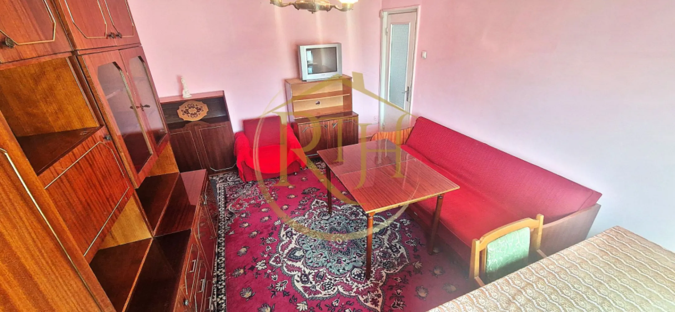 Apartament cu 2 camere de vânzare – Zona Olimpia, Timișoara - Oferim spre vanzare un apartament cu 2 camere, situat în zona Olimpia, una dintre cele mai căutate și mai dinamice locații din Timișoara. Această proprietate reprezintă o alegere excelentă atât pentru locuit, cât și pentru investiție, datorită accesului facil către toate punctele de interes ale orașului și a infrastructurii urbane complet dezvoltate.

Caracteristici generale:

Suprafață utilă: 48 mp
Balcon: 4 mp, potrivit pentru relaxare sau spațiu de depozitare suplimentar
Compartimentare: semidecomandat, optim gândit pentru confort și funcționalitate
Etaj: 4 dintr-un bloc cu acoperiș, foarte bine izolat termic

Împărțire interioară:

hol de acces
bucătărie luminoasă
living generos, cu acces spre balcon
hol secundar
dormitor confortabil
baie

Stare apartament:

Apartamentul este locuibil imediat, fiind vândut complet mobilat și utilat conform fotografiilor. Totuși, pentru cei care își doresc un ambient modern și personalizat, există posibilitatea efectuării unor mici renovări și îmbunătățiri, transformând astfel această proprietate într-un cămin adaptat propriului stil de viață.

Eficiență energetică și confort termic:

Un avantaj important al acestei proprietăți este faptul că, înainte de montarea acoperișului, tavanul apartamentului a fost izolat suplimentar. Această îmbunătățire contribuie la:
reducerea pierderilor de căldură în sezonul rece
menținerea unei temperaturi plăcute pe timpul verii
costuri mai mici de întreținere și consum energetic optimizat

Astfel, apartamentul oferă nu doar un confort sporit, ci și un avantaj financiar pe termen lung.

Zona Olimpia – un punct strategic în Timișoara:

Zona Olimpia este una dintre cele mai bine cotate locații din oraș, recunoscută pentru dinamism, conectivitate și acces rapid către cele mai importante obiective:
Instituții și centre importante: Centrul Regional de Afaceri, Sala „Constantin Jude”, Spitalul Județean, Facultatea de Drept
Sport și recreere: Stadionul „Dan Păltinișanu”, Baza Sportivă 2 Politehnica, Parcul Karlsruhe, Piața Volantă
Educație: Liceul de Muzică, școli și grădinițe în apropiere
Comerț și servicii: supermarketuri Lidl și Profi, farmacii, clinici medicale, bănci, magazine diverse
Restaurante și unități de cazare: Sabres, McDonald’s, Hotel Boavista
Transport: acces rapid la mijloacele de transport în comun (stații la doar 2 minute de mers pe jos) și conexiune facilă către toate zonele orașului
Facilități suplimentare: autogara Normandia, numeroase cafenele și spații de agrement
Această poziționare excelentă face ca apartamentul să fie ideal atât pentru locuire proprie, cât și pentru închiriere, datorită cererii ridicate din zonă.

Preț și condiții de vânzare:

Preț de vânzare: 90.000 € (ușor negociabil)

Avantaj major: NU se percepe comision de agenție

Puncte forte ale proprietății:

Locație premium – una dintre cele mai bine conectate zone ale Timișoarei
Apartament locuibil imediat, cu potențial de modernizare
Izolație termică suplimentară la tavan, realizată înaintea montării acoperișului
Eficiență energetică ridicată și cheltuieli reduse
Compartimentare practică și balcon
Acces la instituții, centre medicale, educaționale și de agrement

Proprietate reprezentata in exclusivitate de RealTimHouse .ro . Un pas spre un loc doar al tau!