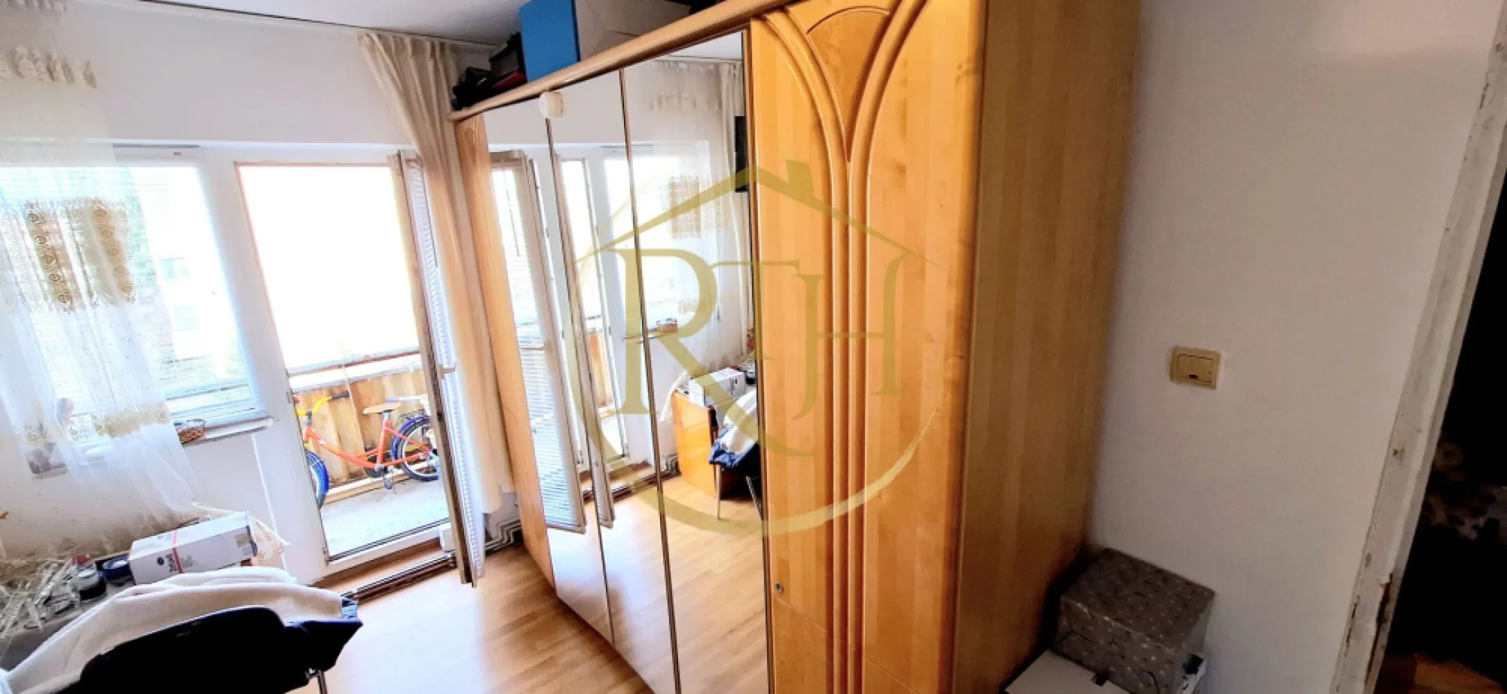 Oferim spre vanzare, Apartament cu 3 camere, Girocului, Sp. Judetean - Descoperă acest apartament spațios cu 3 camere, situat într-o zonă excelentă din Timișoara, pe strada Salcâmilor, în zona Girocului. Aflat la etajul 3 dintr-un bloc de 4 etaje cu acoperis, apartamentul oferă o compartimentare inteligentă, perfectă pentru o familie sau pentru cei care își doresc un cămin generos și bine organizat.
Cu o suprafață utilă de 65,20 mp, locuința este semidecomandată și cuprinde două dormitoare confortabile, un living luminos cu acces direct la balcon, o bucătărie spațioasă, două băi, un spațiu de depozitare practic și două holuri – unul la intrare și unul de trecere. În plus, al doilea balcon, aferent unuia dintre dormitoare .
Apartamentul beneficiază de centrală termică pe gaz și aparat de aer condiționat, oferind confort pe tot parcursul anului. Geamurile termopan asigură izolare fonică și termică, iar lumina naturală pătrunde generos în fiecare cameră. Se vinde parțial mobilat și utilat, lăsând loc noului proprietar să îl personalizeze după propriul gust.
Locația este un mare atu – foarte aproape de Spitalul Județean, Școala Gimnaziala Nr. 25, Liceul Teoretic Iris, Lidl, Profi chiar langa bloc și Parcul Pădurice, oferind acces facil la toate facilitățile necesare unei vieți urbane comode. Apartamentul necesită renovare, ceea ce reprezintă o oportunitate excelentă pentru cei care doresc să-și creeze un spațiu exact așa cum și-l imaginează.
Această proprietate este reprezentată în exclusivitate de RealTimHouse.ro – Un pas spre un loc doar al tău!
Prețul este de 109.000 euro foarte usor negociabil, iar cumpărătorul NU plătește comision.