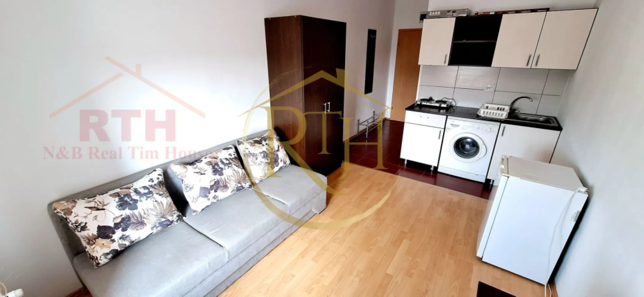 Oferim spre inchiriere garsoniera, loc de parcare, zona Soarelui - Inchiriez garsoniera, situata la etajul 3 intr.un Bloc Nou, zona Soarelui, cu loc de parcare, langa Sud Plaza, la doar 10 minute de Spitalul Judetean, Continental, Auchan, Lidl, Penny, Mega Image, 2 minute pana la magazinul Profi si mijloc de transport in comun, 15 minute pana in zona Complexului Studentesc . 
Garsoniera este complet mobilata si utilata, canapea extensibila, frigider, masina de spalat, plita electrica pentru gatit, baie cu cabina de dus .
Incalzire se face prin centrala proprie a blocului, cheltuieli foarte mici de intretinere, bloc privat, loc de parcare cu acces cu bariera si supraveghere video .
Apartamentul este ideal pentru un cuplu sau o singura persoana .
Locul de parcare este situat in parcare privata a blocului, acces cu bariera si supraveghere video si costa 10 euro pe luna .
Proprietate reprezentata de RealTimHouse.ro . Un pas spre un loc doar al tau !
Pret : 220 euro + garantie 220 euro + comision agentie