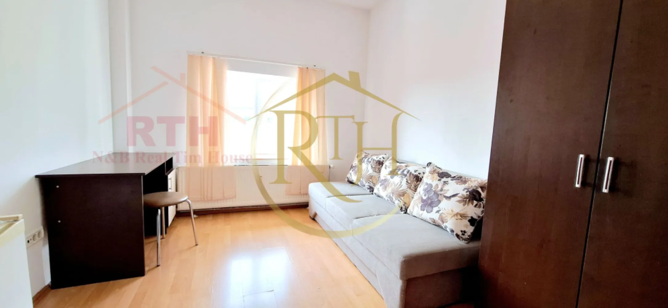Oferim spre inchiriere garsoniera, loc de parcare, zona Soarelui - Inchiriez garsoniera, situata la etajul 3 intr.un Bloc Nou, zona Soarelui, cu loc de parcare, langa Sud Plaza, la doar 10 minute de Spitalul Judetean, Continental, Auchan, Lidl, Penny, Mega Image, 2 minute pana la magazinul Profi si mijloc de transport in comun, 15 minute pana in zona Complexului Studentesc . 
Garsoniera este complet mobilata si utilata, canapea extensibila, frigider, masina de spalat, plita electrica pentru gatit, baie cu cabina de dus .
Incalzire se face prin centrala proprie a blocului, cheltuieli foarte mici de intretinere, bloc privat, loc de parcare cu acces cu bariera si supraveghere video .
Apartamentul este ideal pentru un cuplu sau o singura persoana .
Locul de parcare este situat in parcare privata a blocului, acces cu bariera si supraveghere video si costa 10 euro pe luna .
Proprietate reprezentata de RealTimHouse.ro . Un pas spre un loc doar al tau !
Pret : 220 euro + garantie 220 euro + comision agentie