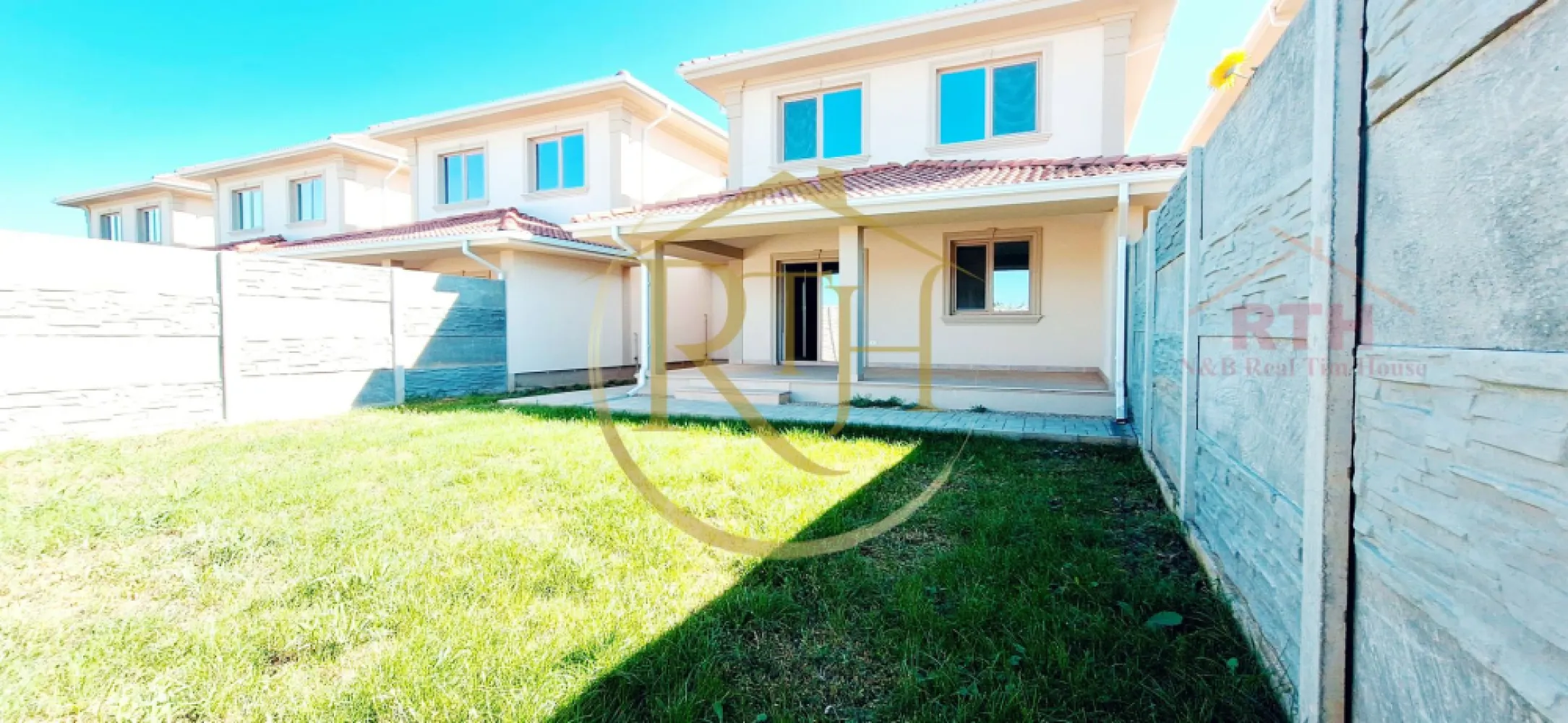 Oferim spre vanzare Duplex cu 5 camere situat in Giroc aproape de DAF - De vânzare Case la cheie separate prin garaj Giroc, zona DAF, Apicultorilor

Oferim spre vânzare case noi, de calitate superioară, cu comision 0%, direct de la proprietar. Imobilele au un regim de înălțime P+E, sunt compuse din 5 camere și au o suprafață utilă de 142 mp, cu teren total de 300 mp.

Compartimentare:

Parter:

Living generos, open space, cu bucătărie deschisă (există posibilitatea de a o închide)

Dormitor luminos, cu vedere spre curtea din față

Baie modernă, echipată cu duș walk-in

Acces direct din living spre o terasă spațioasă de 21 mp, ideală pentru relaxare

Etaj:

3 dormitoare mari și luminoase, dintre care unul are acces la un balcon

Baie principală, spațioasă

Dressing separat pentru un plus de confort

Hol de distribuție între camere

Detalii constructive și dotări:

Construcție din cărămidă Porotherm de 25 cm, cu izolație exterioară de 10 cm, asigurând o bună eficiență termică

Placă de beton între etaj si pod, asigurând stabilitate și izolație fonică

Acoperiș din țiglă, complet izolat

Încălzire în pardoseală, pentru confort optim, dotată cu pompe de recirculare a apei, centrala proprie pe gaz .

Ferestre cu geamuri tripan, echipate cu plase anti-insecte

Uși interioare de calitate marca Porta Doors

Utilități:

Gaz, apă, curent

Fosa septică pentru colectarea apelor uzate

Locație și facilități:

Situate într-o zonă liniștită, departe de agitația orașului, aceste duplexuri oferă un mediu ideal pentru familii

La doar 5 minute distanță de Primărie, Biserică, Școală și supermarketuri

Mijloacele de transport în comun sunt la îndemână, facilitând accesul rapid către Timișoara și alte zone de interes

Zona DAF din Giroc este recunoscută pentru siguranță și atmosfera plăcută, perfectă pentru cei care doresc un stil de viață echilibrat, cu acces la natură, dar aproape de facilități urbane
Preț: 228,500 euro
Proprietate reprezentată de RealTimHouse.ro Un pas spre un loc doar al tău!
Vizionare online disponibilă la următorul link: https://youtu.be/Ukr6iZ5eFxg?feature=shared