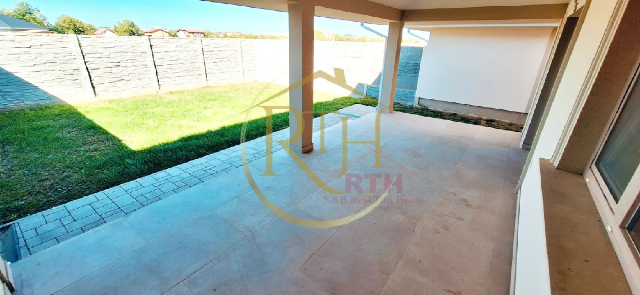 Oferim spre vanzare Duplex cu 5 camere situat in Giroc aproape de DAF - De vânzare Case la cheie separate prin garaj Giroc, zona DAF, Apicultorilor

Oferim spre vânzare case noi, de calitate superioară, cu comision 0%, direct de la proprietar. Imobilele au un regim de înălțime P+E, sunt compuse din 5 camere și au o suprafață utilă de 142 mp, cu teren total de 300 mp.

Compartimentare:

Parter:

Living generos, open space, cu bucătărie deschisă (există posibilitatea de a o închide)

Dormitor luminos, cu vedere spre curtea din față

Baie modernă, echipată cu duș walk-in

Acces direct din living spre o terasă spațioasă de 21 mp, ideală pentru relaxare

Etaj:

3 dormitoare mari și luminoase, dintre care unul are acces la un balcon

Baie principală, spațioasă

Dressing separat pentru un plus de confort

Hol de distribuție între camere

Detalii constructive și dotări:

Construcție din cărămidă Porotherm de 25 cm, cu izolație exterioară de 10 cm, asigurând o bună eficiență termică

Placă de beton între etaj si pod, asigurând stabilitate și izolație fonică

Acoperiș din țiglă, complet izolat

Încălzire în pardoseală, pentru confort optim, dotată cu pompe de recirculare a apei, centrala proprie pe gaz .

Ferestre cu geamuri tripan, echipate cu plase anti-insecte

Uși interioare de calitate marca Porta Doors

Utilități:

Gaz, apă, curent

Fosa septică pentru colectarea apelor uzate

Locație și facilități:

Situate într-o zonă liniștită, departe de agitația orașului, aceste duplexuri oferă un mediu ideal pentru familii

La doar 5 minute distanță de Primărie, Biserică, Școală și supermarketuri

Mijloacele de transport în comun sunt la îndemână, facilitând accesul rapid către Timișoara și alte zone de interes

Zona DAF din Giroc este recunoscută pentru siguranță și atmosfera plăcută, perfectă pentru cei care doresc un stil de viață echilibrat, cu acces la natură, dar aproape de facilități urbane
Preț: 228,500 euro
Proprietate reprezentată de RealTimHouse.ro Un pas spre un loc doar al tău!
Vizionare online disponibilă la următorul link: https://youtu.be/Ukr6iZ5eFxg?feature=shared