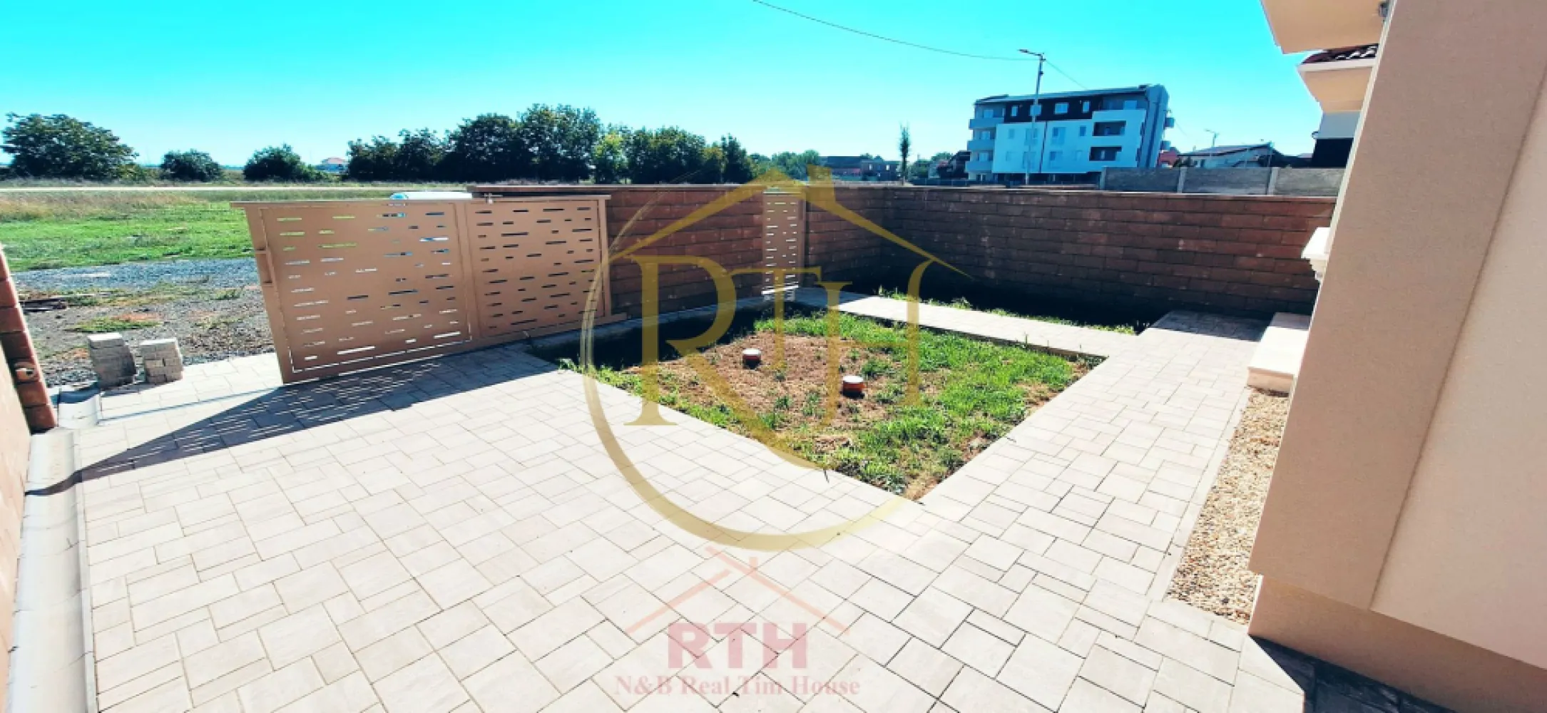 Oferim spre vanzare Duplex cu 5 camere situat in Giroc aproape de DAF - De vânzare Case la cheie separate prin garaj Giroc, zona DAF, Apicultorilor

Oferim spre vânzare case noi, de calitate superioară, cu comision 0%, direct de la proprietar. Imobilele au un regim de înălțime P+E, sunt compuse din 5 camere și au o suprafață utilă de 142 mp, cu teren total de 300 mp.

Compartimentare:

Parter:

Living generos, open space, cu bucătărie deschisă (există posibilitatea de a o închide)

Dormitor luminos, cu vedere spre curtea din față

Baie modernă, echipată cu duș walk-in

Acces direct din living spre o terasă spațioasă de 21 mp, ideală pentru relaxare

Etaj:

3 dormitoare mari și luminoase, dintre care unul are acces la un balcon

Baie principală, spațioasă

Dressing separat pentru un plus de confort

Hol de distribuție între camere

Detalii constructive și dotări:

Construcție din cărămidă Porotherm de 25 cm, cu izolație exterioară de 10 cm, asigurând o bună eficiență termică

Placă de beton între etaj si pod, asigurând stabilitate și izolație fonică

Acoperiș din țiglă, complet izolat

Încălzire în pardoseală, pentru confort optim, dotată cu pompe de recirculare a apei, centrala proprie pe gaz .

Ferestre cu geamuri tripan, echipate cu plase anti-insecte

Uși interioare de calitate marca Porta Doors

Utilități:

Gaz, apă, curent

Fosa septică pentru colectarea apelor uzate

Locație și facilități:

Situate într-o zonă liniștită, departe de agitația orașului, aceste duplexuri oferă un mediu ideal pentru familii

La doar 5 minute distanță de Primărie, Biserică, Școală și supermarketuri

Mijloacele de transport în comun sunt la îndemână, facilitând accesul rapid către Timișoara și alte zone de interes

Zona DAF din Giroc este recunoscută pentru siguranță și atmosfera plăcută, perfectă pentru cei care doresc un stil de viață echilibrat, cu acces la natură, dar aproape de facilități urbane
Preț: 228,500 euro
Proprietate reprezentată de RealTimHouse.ro Un pas spre un loc doar al tău!
Vizionare online disponibilă la următorul link: https://youtu.be/Ukr6iZ5eFxg?feature=shared