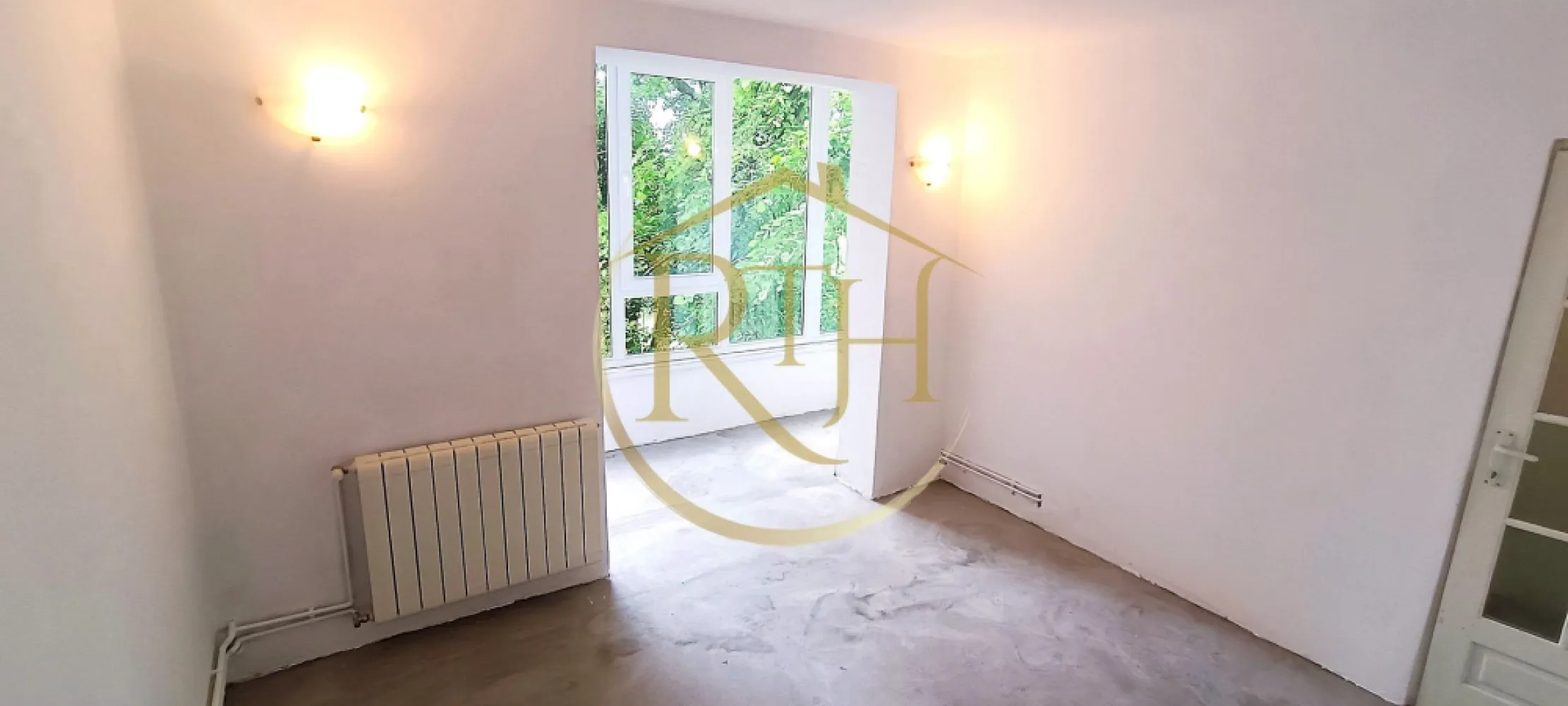 De vanzare apartament 2 camere zona centrala, comision ,,0" - Oferim spre vânzare apartament cu 2 camere, semidecomandat, zona Tipografilor-Timisoara

Zonă cu multă verdeață, ideal pentru persoanele care caută liniște, aer curat și un mediu relaxant, departe de agitația urbană. Perfect pentru familii cu copii, persoane în vârstă sau oricine apreciază natura și plimbările în aer liber.

Locuința are o suprafață totala de 53 mp și dispune de un balcon închis, ideal pentru relaxare sau spațiu de depozitare.

Caracteristici principale:

Vedere pe două părți ale blocului – lumină naturală pe tot parcursul zilei
Bloc solid, izolat natural, între blocuri – temperaturi echilibrate pe tot parcursul anului
Centrală termică proprie – eficiență și confort termic ridicat
Instalație electrică nouă
Geamuri termopan
Apartamentul este recent zugrăvit
Instalație de climatizare în fiecare cameră, montată prin pereți (fără cabluri la vedere)

Vecinătăți și puncte de interes: 

Facultatea de Medicină și Farmacie 
Piața Unirii, Zona Cetate 
Iulius Mall
Școală și grădiniță în apropiere
Gara Mică
Poliția Rutieră
Piața Badea Cârțan
 

Apartamentul este ideal atât pentru locuit, cât și pentru investiție (închiriere), datorită poziționării excelente în apropierea centrului orașului și a principalelor puncte de interes.

Proprietate repezentata de RealTimHouse.ro . Un pas spre un loc doar al tău!
