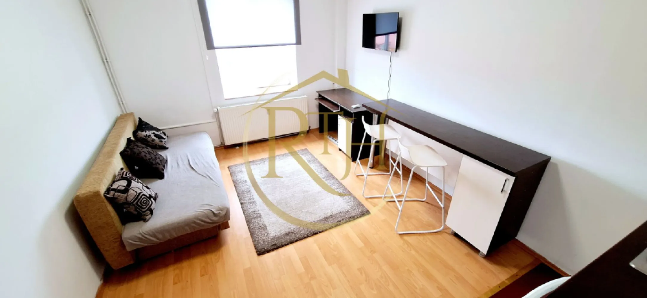 Oferim spre inchiriere garsoniera, zona Soarelui, langa Sud Plaza - Inchiriez garsoniera, situata la etajul 2 intr.un Bloc Nou, zona Soarelui, cu loc de parcare, langa Sud Plaza, la doar 10 minute de Spitalul Judetean, Continental, Auchan, Lidl, Penny, Mega Image, 2 minute pana la magazinul Profi si mijloc de transport in comun, 15 minute pana in zona Complexului Studentesc .
Garsoniera este complet mobilata si utilata, canapea extensibila, frigider, masina de spalat, plita electrica pentru gatit, baie cu cabina de dus .
Incalzire se face prin centrala proprie a blocului, cheltuieli foarte mici de intretinere, bloc privat, loc de parcare si supraveghere video .
Apartamentul este ideal pentru un cuplu sau o singura persoana .
Locul de parcare este situat in parcare privata a blocului cu supraveghere video si costa 10 euro pe luna .
Vizionare online : https://youtu.be/XyQiFq6VHRY?feature=shared
Proprietate reprezentata de RealTimHouse.ro . Un pas spre un loc doar al tau !
Libera de la 1 iunie !
Pret : 210 euro + garantie 210 euro + comision agentie