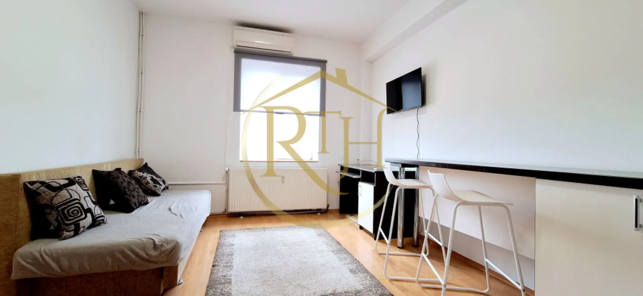 Oferim spre inchiriere garsoniera, zona Soarelui, langa Sud Plaza - Inchiriez garsoniera, situata la etajul 2 intr.un Bloc Nou, zona Soarelui, cu loc de parcare, langa Sud Plaza, la doar 10 minute de Spitalul Judetean, Continental, Auchan, Lidl, Penny, Mega Image, 2 minute pana la magazinul Profi si mijloc de transport in comun, 15 minute pana in zona Complexului Studentesc .
Garsoniera este complet mobilata si utilata, canapea extensibila, frigider, masina de spalat, plita electrica pentru gatit, baie cu cabina de dus .
Incalzire se face prin centrala proprie a blocului, cheltuieli foarte mici de intretinere, bloc privat, loc de parcare si supraveghere video .
Apartamentul este ideal pentru un cuplu sau o singura persoana .
Locul de parcare este situat in parcare privata a blocului cu supraveghere video si costa 10 euro pe luna .
Vizionare online : https://youtu.be/XyQiFq6VHRY?feature=shared
Proprietate reprezentata de RealTimHouse.ro . Un pas spre un loc doar al tau !
Libera de la 1 iunie !
Pret : 210 euro + garantie 210 euro + comision agentie