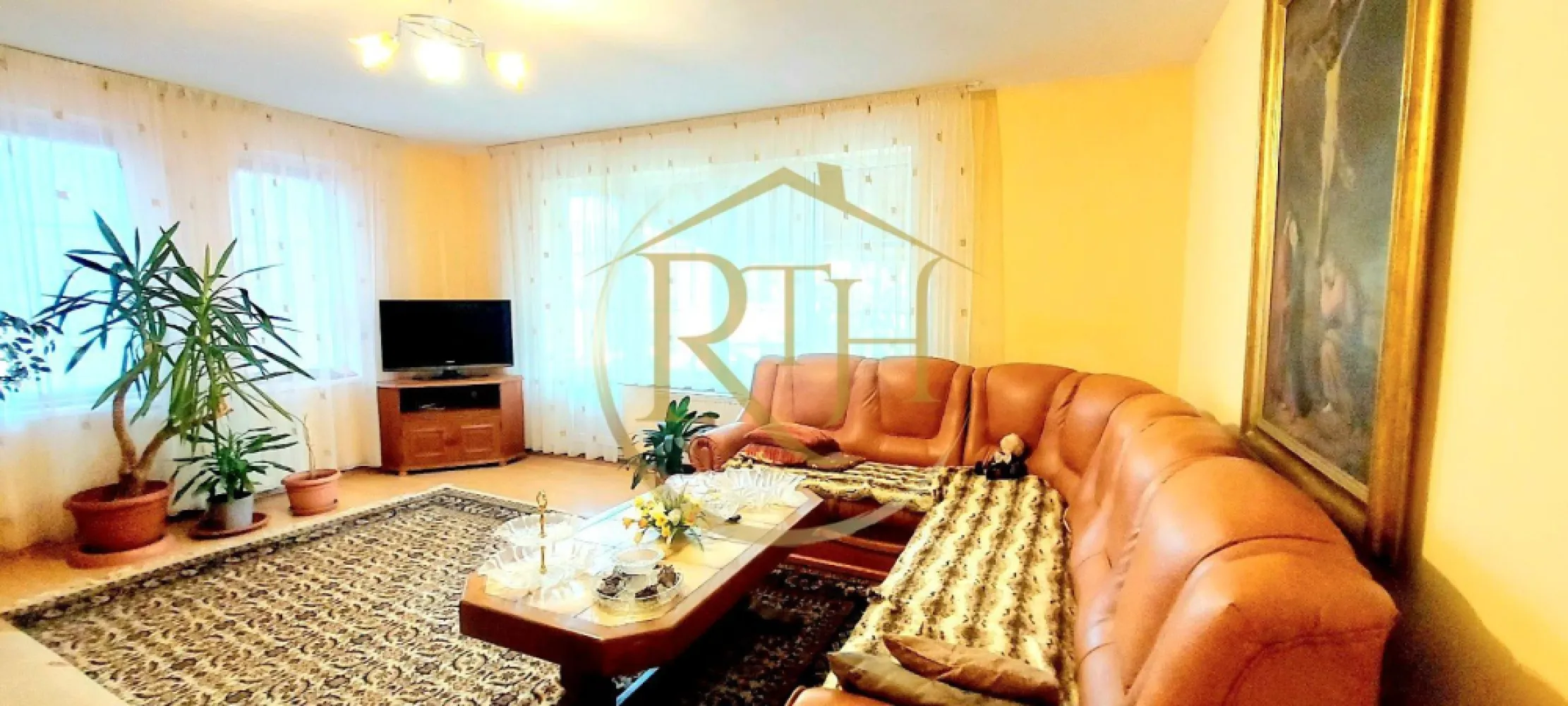 Oferim spre vanzare casa, 6 camere, 162mp utili, 809mp teren, in Giroc - Oferim spre vânzare o casă individuală spațioasă, situată în Giroc, pe strada Bârzava, în vatra satului, aproape de supermarket, școală, grădiniță, biserică și cu acces facil la Centura Sud.

Construită în 2007, casa are un regim de înălțime P+M și este realizată din cărămidă, cu acoperiș din țiglă. Si izolatie termica . Compartimentarea este ideală pentru o familie numeroasă sau pentru două generații, având 6 camere, 2 băi, 2 bucătării, dressing, cameră tehnică, spații de depozitare și beci. De asemenea, beneficiază de două garaje cu acces direct în casă și două terase generoase, perfecte pentru relaxare, terasa de jos are suprafata de 22 mp, iar terasa de la etaj are suprafata de 43 mp. Accesul in casa se poate face si separat, casa avand si intrare separata pentru partea de sus . 
Terenul aferent are o suprafață de 809 mp și include o curte frumos si livada cu pomi fructiferi, mult spațiu verde și un loc de grătar. Casa este dotată cu geamuri termopan, gresie, faianță, parchet și climatizare. Sistemul de încălzire poate fi asigurat atât de centrala termică pe gaz, cât și de centrala pe lemne.
Accesul se face pe un drum de servitute trecut in acte, care deserveste cele 2 proprietati, casa de la strada si aceasta casa . 
Suprafața utilă a casei este de 162 mp, iar locuința se vinde semimobilată și utilată. 
Se acceptă atât plata cash, cât și prin credit ipotecar. Oferim consultanță gratuită pentru obținerea unui credit prin brokerul nostru, ajutându-vă să găsiți cea mai avantajoasă soluție de finanțare.

Prețul este de 199.000 euro cu teren de 511 mp (se poate vinde cu o suprafata de 809 mp la prete 227000 euro), ușor negociabil, fără comision de agenție. 
Proprietatea este reprezentată exclusiv de RealTimHouse.ro – Un pas spre un loc doar al tău! 
Pentru mai multe detalii și programarea unei vizionări, nu ezitați să ne contactați la numărul din anunț.