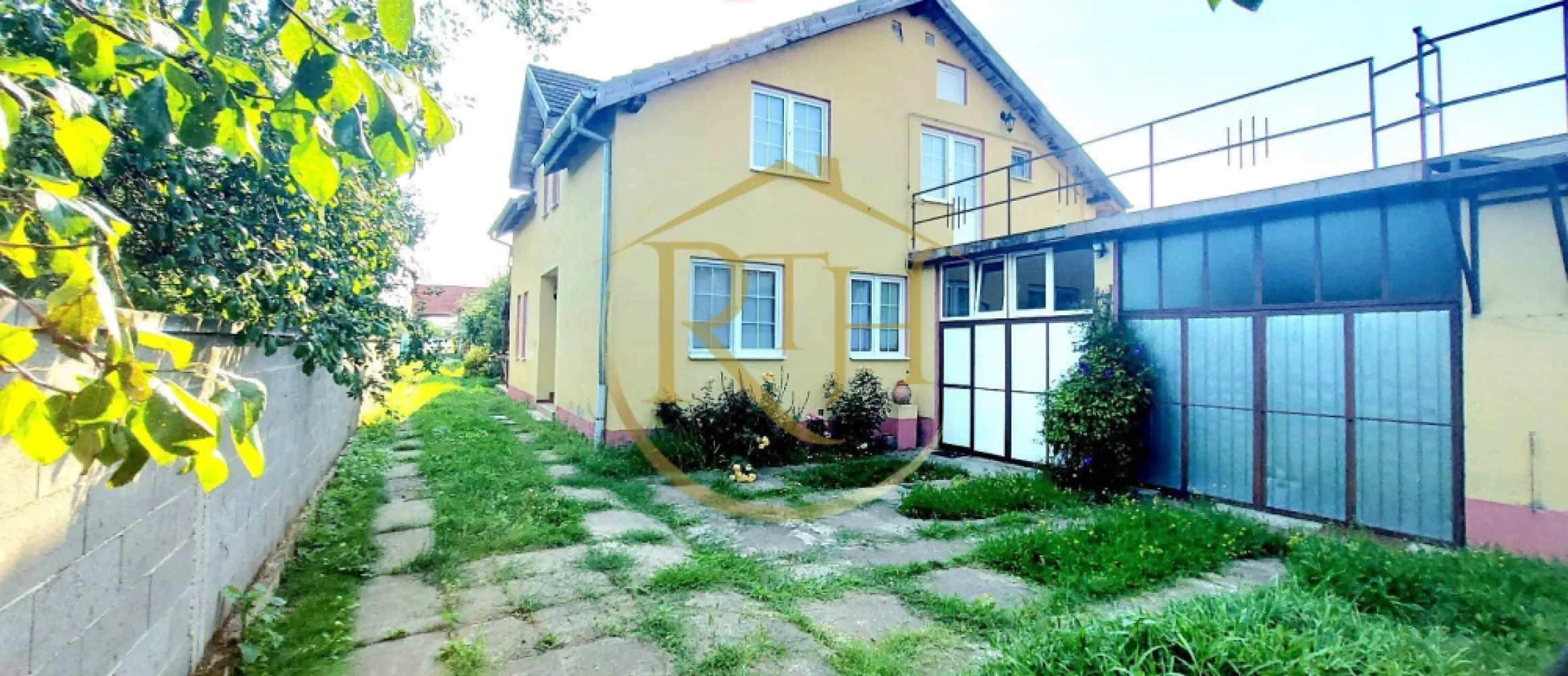 Oferim spre vanzare casa, 6 camere, 162mp utili, 809mp teren, in Giroc - Oferim spre vânzare o casă individuală spațioasă, situată în Giroc, pe strada Bârzava, în vatra satului, aproape de supermarket, școală, grădiniță, biserică și cu acces facil la Centura Sud.

Construită în 2007, casa are un regim de înălțime P+M și este realizată din cărămidă, cu acoperiș din țiglă. Si izolatie termica . Compartimentarea este ideală pentru o familie numeroasă sau pentru două generații, având 6 camere, 2 băi, 2 bucătării, dressing, cameră tehnică, spații de depozitare și beci. De asemenea, beneficiază de două garaje cu acces direct în casă și două terase generoase, perfecte pentru relaxare, terasa de jos are suprafata de 22 mp, iar terasa de la etaj are suprafata de 43 mp. Accesul in casa se poate face si separat, casa avand si intrare separata pentru partea de sus . 
Terenul aferent are o suprafață de 809 mp și include o curte frumos si livada cu pomi fructiferi, mult spațiu verde și un loc de grătar. Casa este dotată cu geamuri termopan, gresie, faianță, parchet și climatizare. Sistemul de încălzire poate fi asigurat atât de centrala termică pe gaz, cât și de centrala pe lemne.
Accesul se face pe un drum de servitute trecut in acte, care deserveste cele 2 proprietati, casa de la strada si aceasta casa . 
Suprafața utilă a casei este de 162 mp, iar locuința se vinde semimobilată și utilată. 
Se acceptă atât plata cash, cât și prin credit ipotecar. Oferim consultanță gratuită pentru obținerea unui credit prin brokerul nostru, ajutându-vă să găsiți cea mai avantajoasă soluție de finanțare.

Prețul este de 199.000 euro cu teren de 511 mp (se poate vinde cu o suprafata de 809 mp la prete 227000 euro), ușor negociabil, fără comision de agenție. 
Proprietatea este reprezentată exclusiv de RealTimHouse.ro – Un pas spre un loc doar al tău! 
Pentru mai multe detalii și programarea unei vizionări, nu ezitați să ne contactați la numărul din anunț.