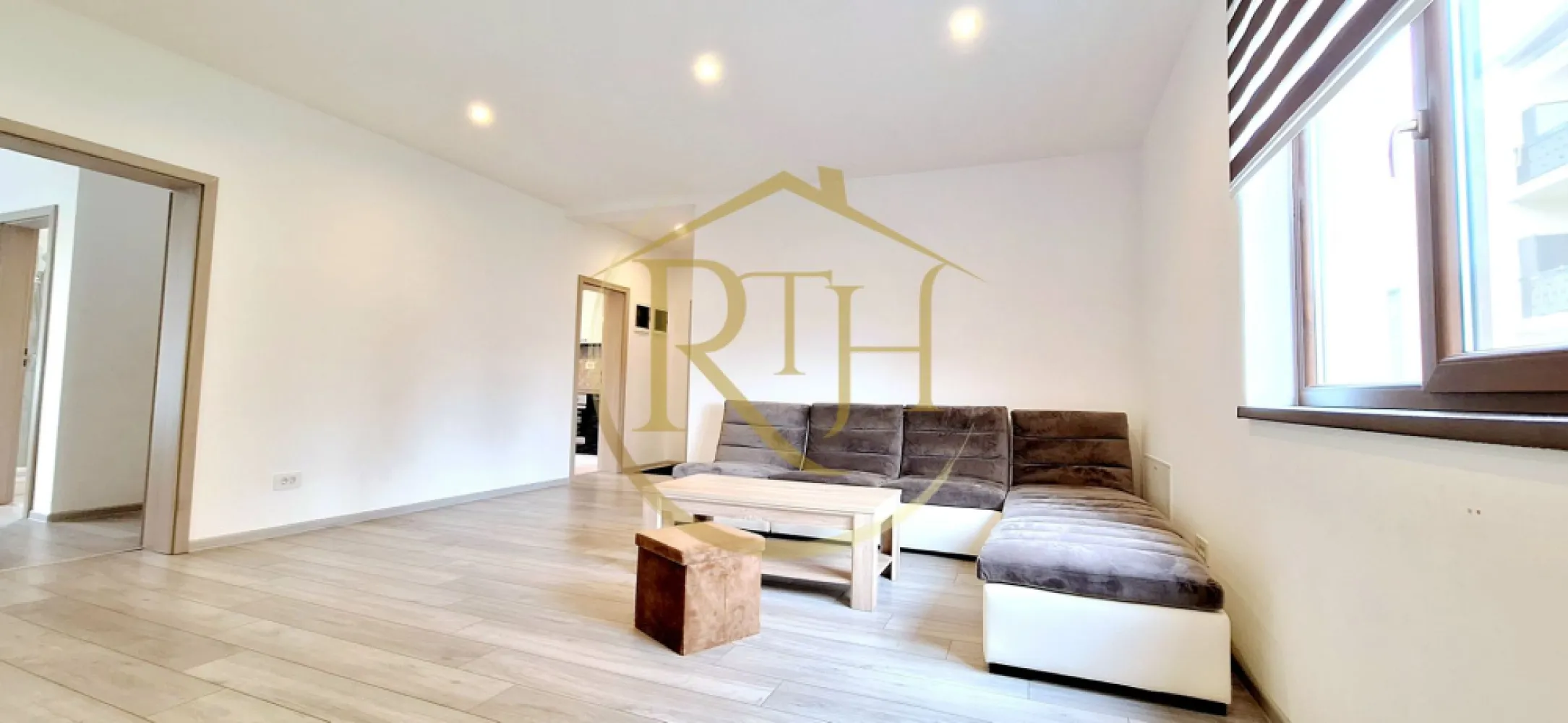 Apartament 3 camere,75 mp utili,4 locuri de parcare, Braytim,Cl Urseni - Oferim spre vanzare un apartament cu 3 camere, situat la parterul unui bloc nou construit, în zona BrayTim, pe Calea Urseni, în spatele magazinului Profi, aproape de Continental și cu acces rapid la mijloacele de transport în comun și la diverse supermarketuri. Această locație ideală asigură un echilibru perfect între liniștea unei zone rezidențiale și apropierea de punctele de interes ale orașului.
Apartamentul are o suprafață utilă de 75 mp și este compus dintr-un living spațios, perfect pentru relaxare și petrecerea timpului cu familia sau prietenii. Cele două dormitoare sunt generoase și luminoase, unul dintre ele având baie proprie, ceea ce oferă un plus de intimitate și confort. În plus, apartamentul mai dispune de încă o baie, ideală pentru vizitatori sau pentru un al doilea membru al familiei. Bucătăria este separată, dotată cu electrocasnice moderne și funcționale, iar holul de intrare este încăpător și practic amenajat.
Apartamentul este complet mobilat și utilat cu electrocasnice noi, incluzând o mașină de spălat haine, televizor, frigider și o plită electrică prin inducție si cuptor electric . Geamurile termopan și jaluzelele asigură o izolație fonică și termică excelentă, iar în timpul verii vă veți putea bucura de un mediu răcoros, iar iarna veți avea o temperatură constantă și plăcută în apartament.
Încălzirea apartamentului se realizează printr-o centrală pe gaz și un sistem de încălzire în pardoseală, ceea ce face apartamentul extrem de eficient din punct de vedere energetic și foarte confortabil în orice sezon. 
De asemenea, apartamentul beneficiază de 4 locuri de parcare, ceea ce reprezintă un mare avantaj . Aceasta îl face ideal pentru o familie cu mai multe mașini sau pentru cei care au nevoie de locuri suplimentare pentru vizite.
Apartamentul poate fi folosit cu succes atât ca locuință, cât și ca sediu de firmă datorită amplasării sale strategice și a facilităților moderne. În acte, apartamentul este înregistrat ca SAD (spațiu cu alte destinații), însă trecerea în rezidențial se poate face foarte ușor, printr-o simplă cerere la DFMT, iar impozitul este redus. Această flexibilitate îl face o opțiune excelentă atât pentru cei care caută o locuință confortabilă, cât și pentru investitori sau antreprenori care doresc un sediu modern într-o zonă bine conectată la oraș. 
Proprietatea este reprezentată de RealTimHouse.ro - Un pas spre un loc doar al tau !
Pentru a viziona apartamentul fără a vă deplasa, aveți posibilitatea de a accesa turul virtual disponibil pe YouTube, accesând următorul link: https://youtu.be/zjd05DKgCGU?si=sEkF5tfpo2qp4IpO .
Prețul de vanzare al apartamentului este de 149700 euro
