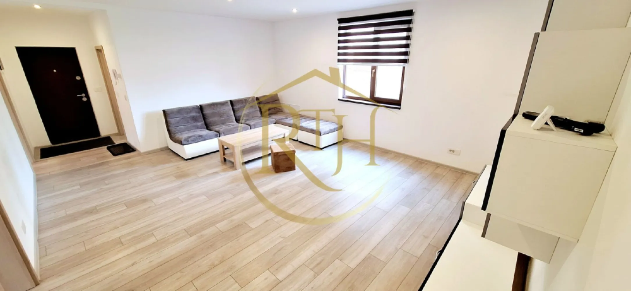 Apartament 3 camere,75 mp utili,4 locuri de parcare, Braytim,Cl Urseni - Oferim spre vanzare un apartament cu 3 camere, situat la parterul unui bloc nou construit, în zona BrayTim, pe Calea Urseni, în spatele magazinului Profi, aproape de Continental și cu acces rapid la mijloacele de transport în comun și la diverse supermarketuri. Această locație ideală asigură un echilibru perfect între liniștea unei zone rezidențiale și apropierea de punctele de interes ale orașului.
Apartamentul are o suprafață utilă de 75 mp și este compus dintr-un living spațios, perfect pentru relaxare și petrecerea timpului cu familia sau prietenii. Cele două dormitoare sunt generoase și luminoase, unul dintre ele având baie proprie, ceea ce oferă un plus de intimitate și confort. În plus, apartamentul mai dispune de încă o baie, ideală pentru vizitatori sau pentru un al doilea membru al familiei. Bucătăria este separată, dotată cu electrocasnice moderne și funcționale, iar holul de intrare este încăpător și practic amenajat.
Apartamentul este complet mobilat și utilat cu electrocasnice noi, incluzând o mașină de spălat haine, televizor, frigider și o plită electrică prin inducție si cuptor electric . Geamurile termopan și jaluzelele asigură o izolație fonică și termică excelentă, iar în timpul verii vă veți putea bucura de un mediu răcoros, iar iarna veți avea o temperatură constantă și plăcută în apartament.
Încălzirea apartamentului se realizează printr-o centrală pe gaz și un sistem de încălzire în pardoseală, ceea ce face apartamentul extrem de eficient din punct de vedere energetic și foarte confortabil în orice sezon. 
De asemenea, apartamentul beneficiază de 4 locuri de parcare, ceea ce reprezintă un mare avantaj . Aceasta îl face ideal pentru o familie cu mai multe mașini sau pentru cei care au nevoie de locuri suplimentare pentru vizite.
Apartamentul poate fi folosit cu succes atât ca locuință, cât și ca sediu de firmă datorită amplasării sale strategice și a facilităților moderne. În acte, apartamentul este înregistrat ca SAD (spațiu cu alte destinații), însă trecerea în rezidențial se poate face foarte ușor, printr-o simplă cerere la DFMT, iar impozitul este redus. Această flexibilitate îl face o opțiune excelentă atât pentru cei care caută o locuință confortabilă, cât și pentru investitori sau antreprenori care doresc un sediu modern într-o zonă bine conectată la oraș. 
Proprietatea este reprezentată de RealTimHouse.ro - Un pas spre un loc doar al tau !
Pentru a viziona apartamentul fără a vă deplasa, aveți posibilitatea de a accesa turul virtual disponibil pe YouTube, accesând următorul link: https://youtu.be/zjd05DKgCGU?si=sEkF5tfpo2qp4IpO .
Prețul de vanzare al apartamentului este de 149700 euro